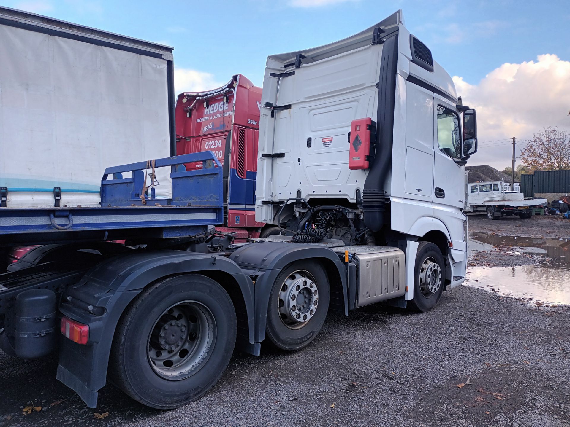 Mercedes Actros 2545 Bluetec 6 6x2 tractor unit, Euro 6, sleeper cab, mid-lift axle, 44,000kg, regis - Image 5 of 8