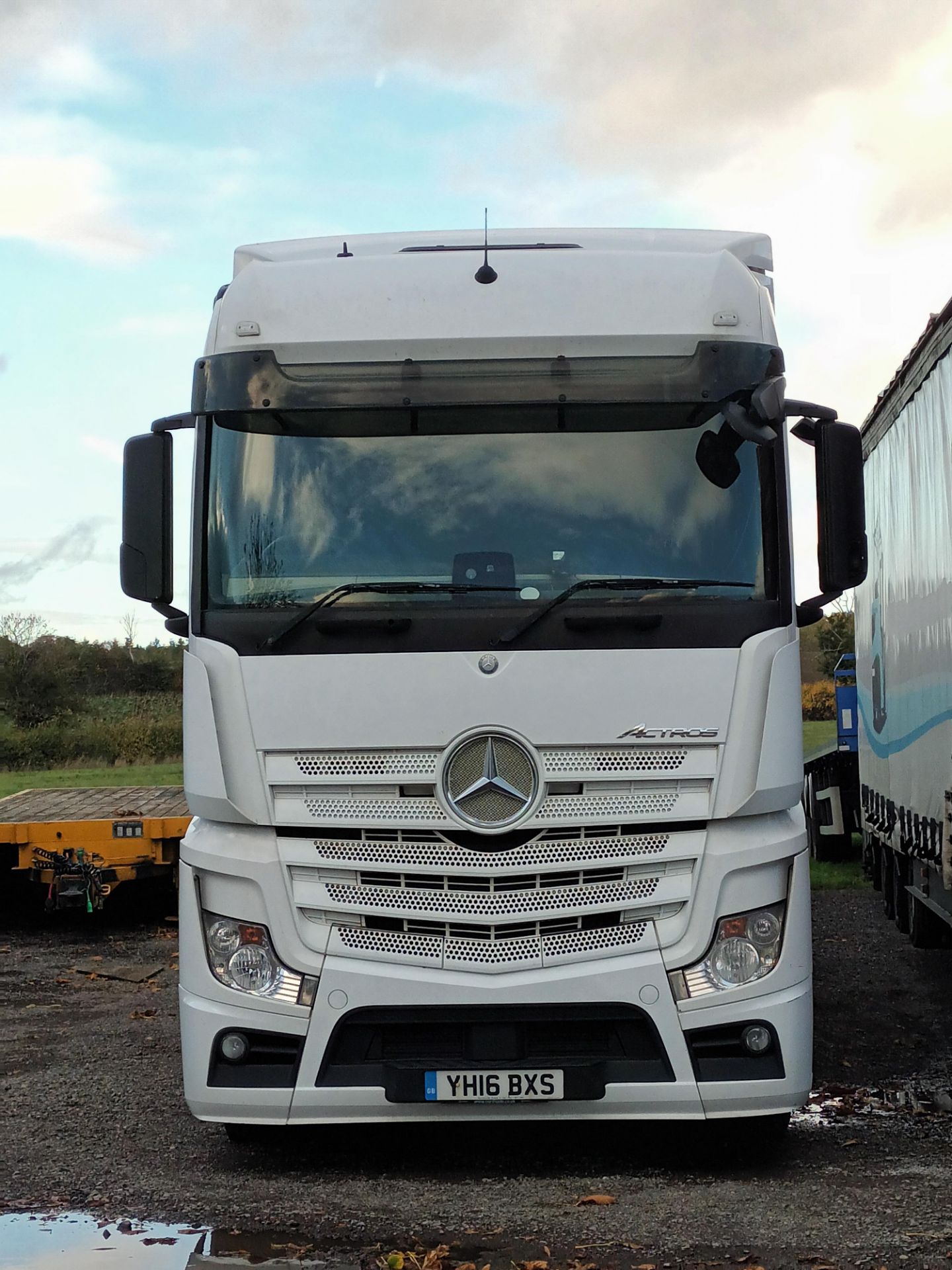 Mercedes Actros 2545 Bluetec 6 6x2 tractor unit, Euro 6, sleeper cab, mid-lift axle, 44,000kg, regis - Image 3 of 8