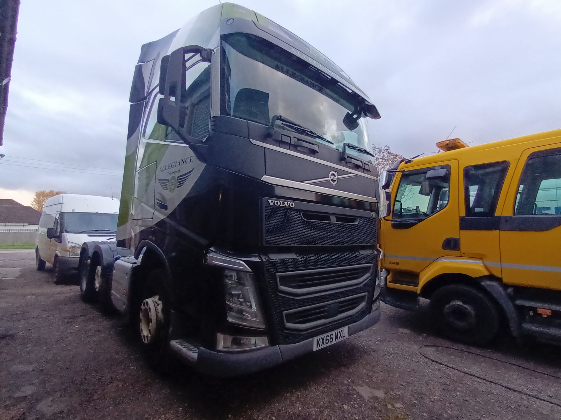 Volvo FH460 Globetrotter 6x2 tractor unit, registration no: KX66 MXL, first registered September 201 - Image 4 of 8