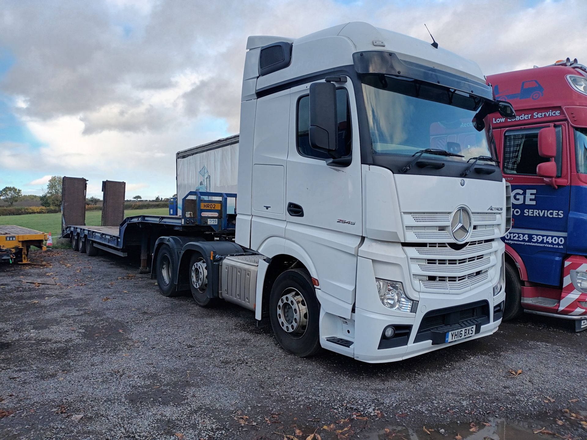 Mercedes Actros 2545 Bluetec 6 6x2 tractor unit, Euro 6, sleeper cab, mid-lift axle, 44,000kg, regis - Image 2 of 8