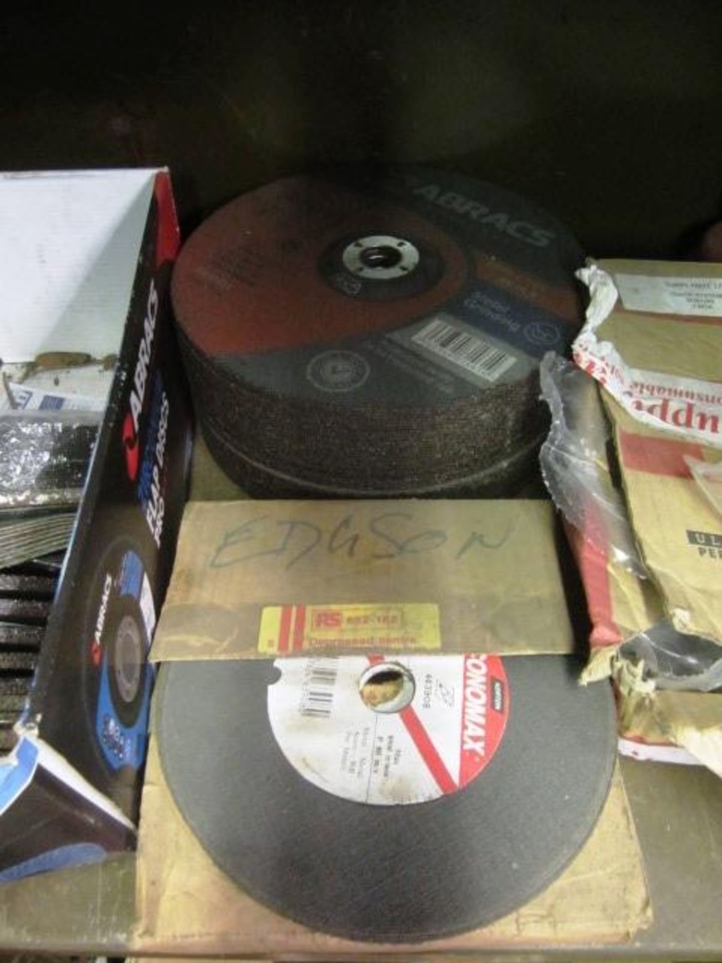 Contents of cupboard to include assorted cutting/grinding discs - Image 4 of 7