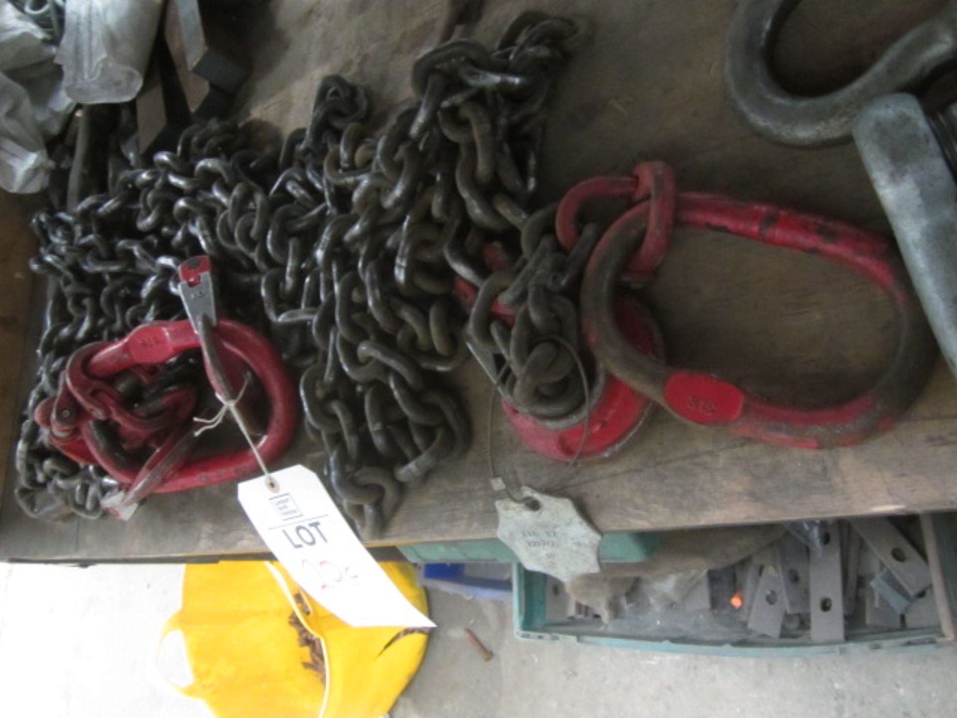 Single leg and twin leg lifting chains, quantity of shackles, 2 x plate lifting grabs etc. NB: - Image 4 of 10
