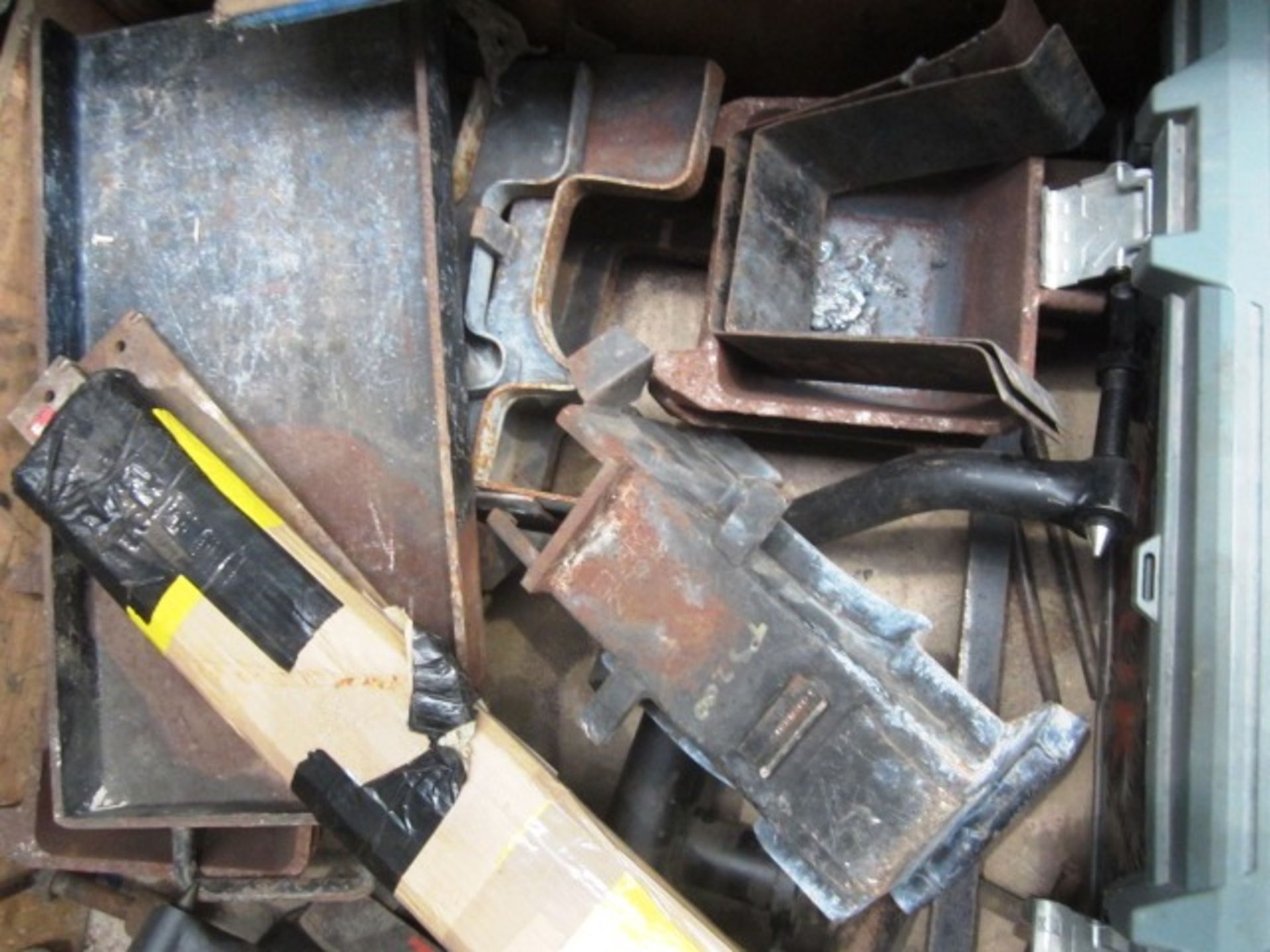 Box of Thermit welding equipment including torches, assorted moulds, etc. - Image 4 of 7