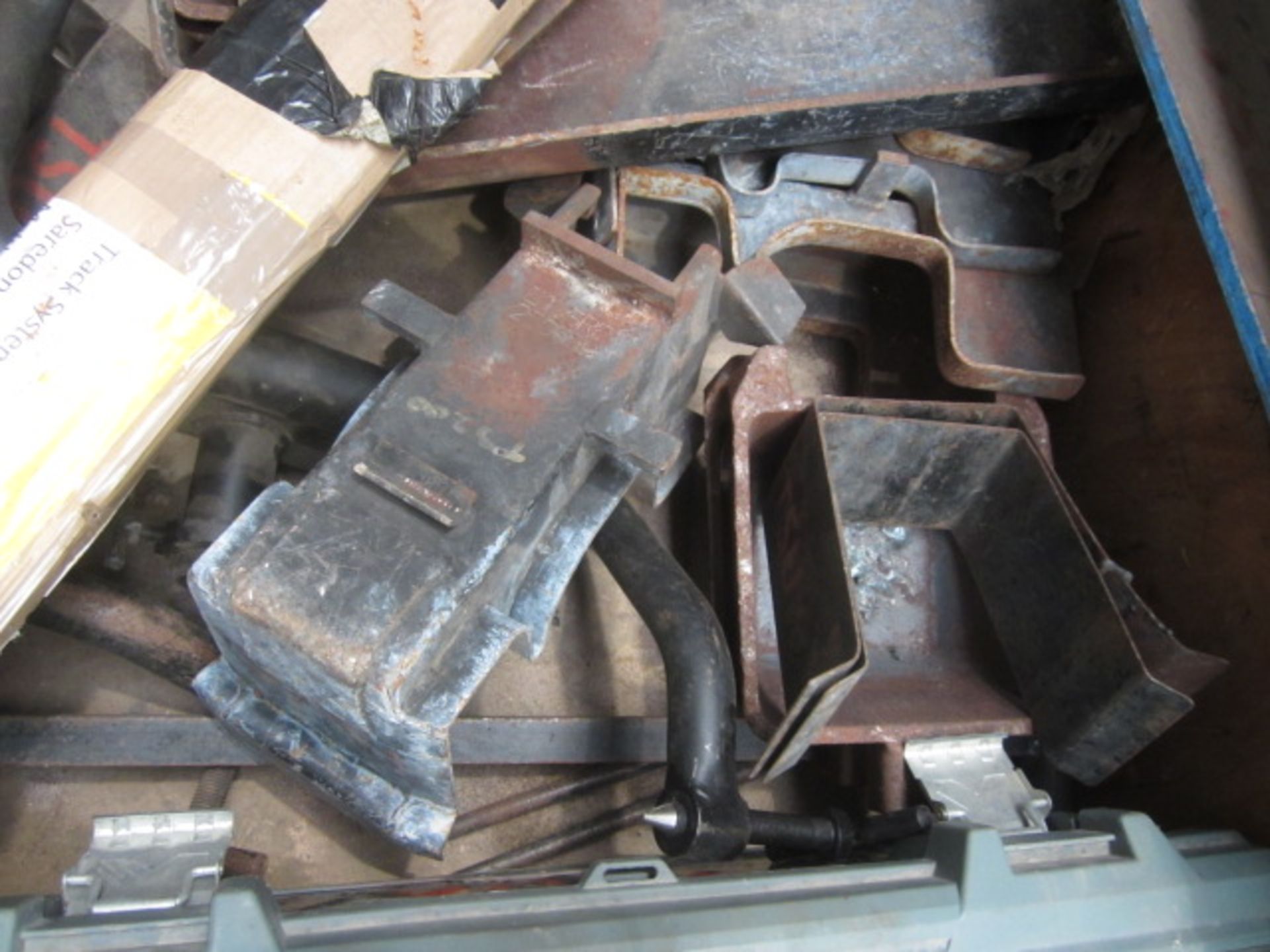 Box of Thermit welding equipment including torches, assorted moulds, etc. - Image 6 of 7