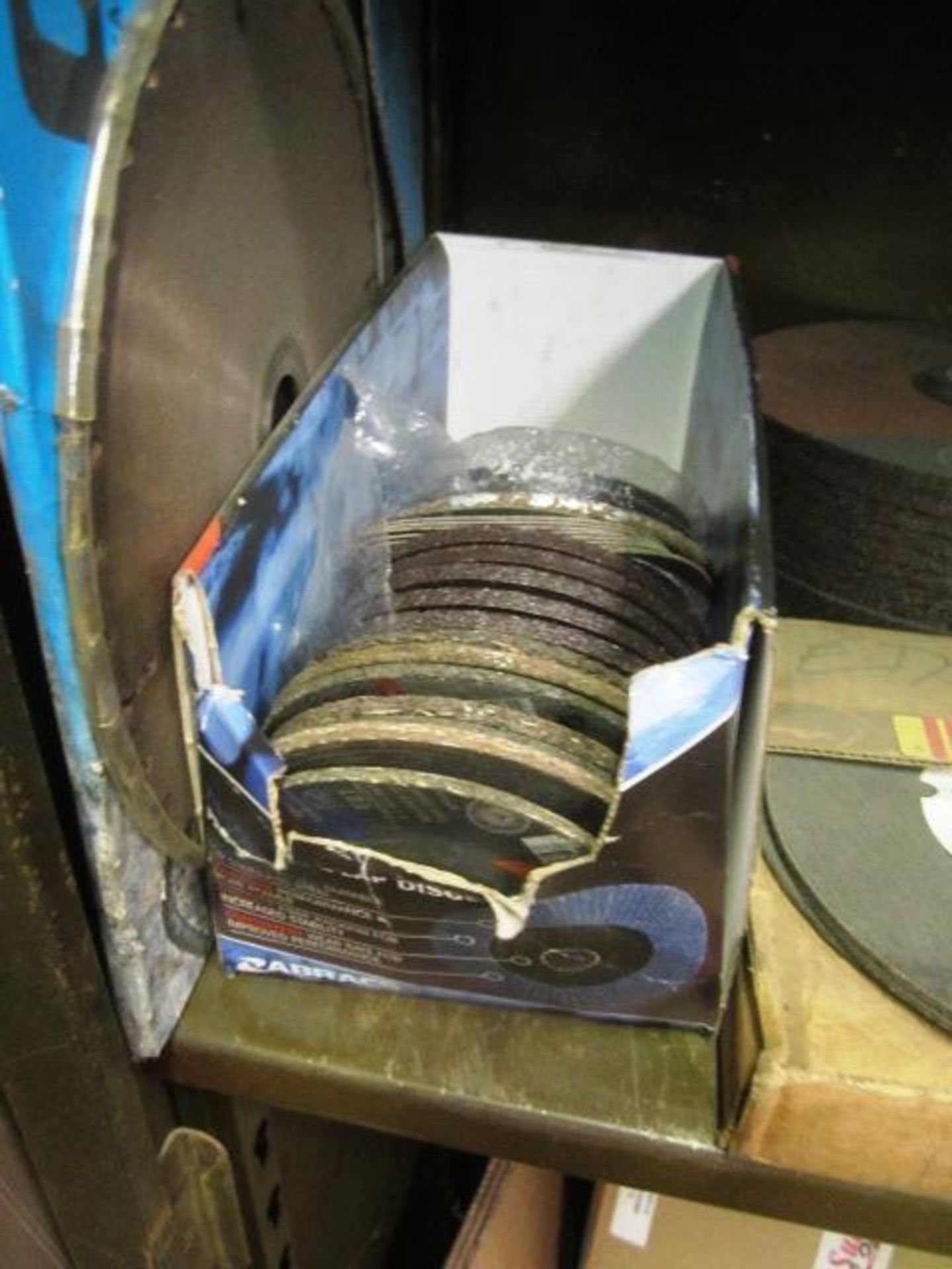 Contents of cupboard to include assorted cutting/grinding discs - Image 3 of 7