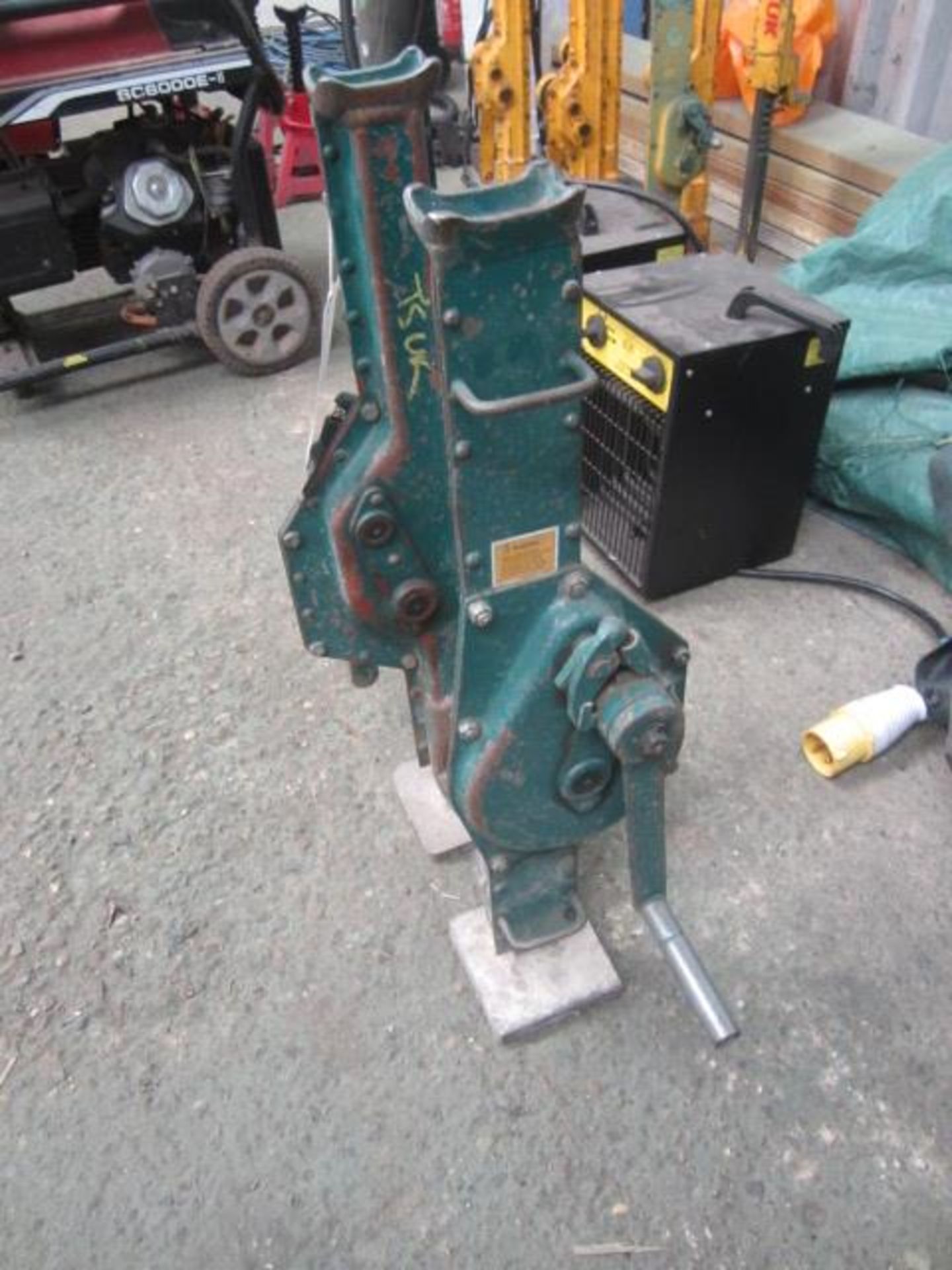Two unnamed mechanical steel jacks, SWL 3 tonne NB: This item has no record of Thorough Examination. - Image 2 of 4