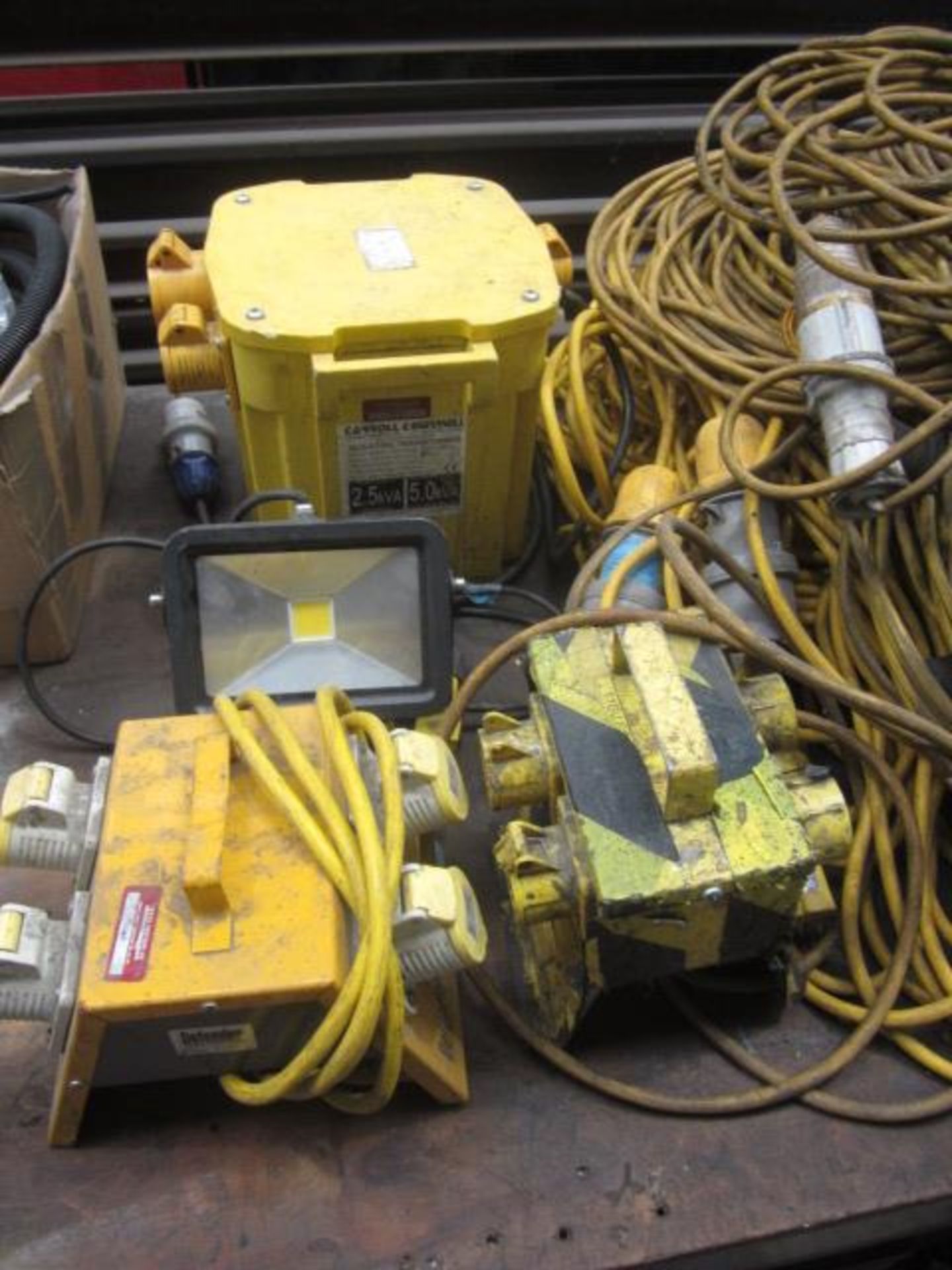Assorted 110v site equipment including transformer, site lights, splitter boxes, reeled cable - Image 2 of 5