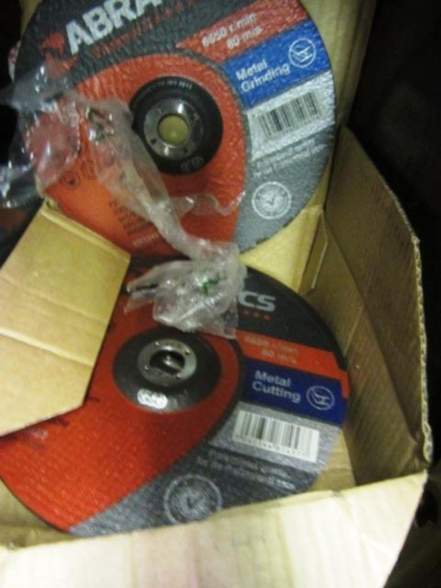 Contents of cupboard to include assorted cutting/grinding discs - Image 6 of 7