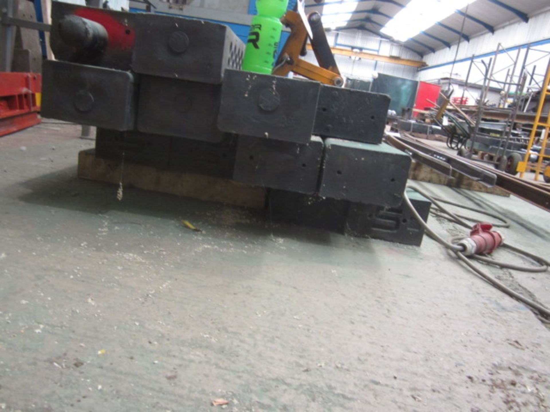 Quantity of various length plastic railway sleepers, as lotted - please refer to auction images - Image 3 of 5