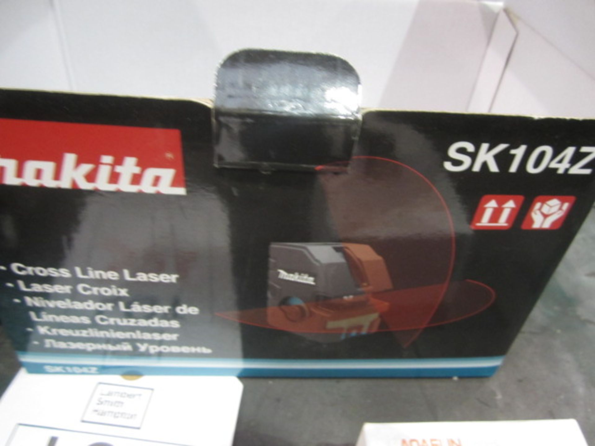 Makita SK104Z cross line laser and Aoqfun HT60 laser ranger finder - Image 4 of 6