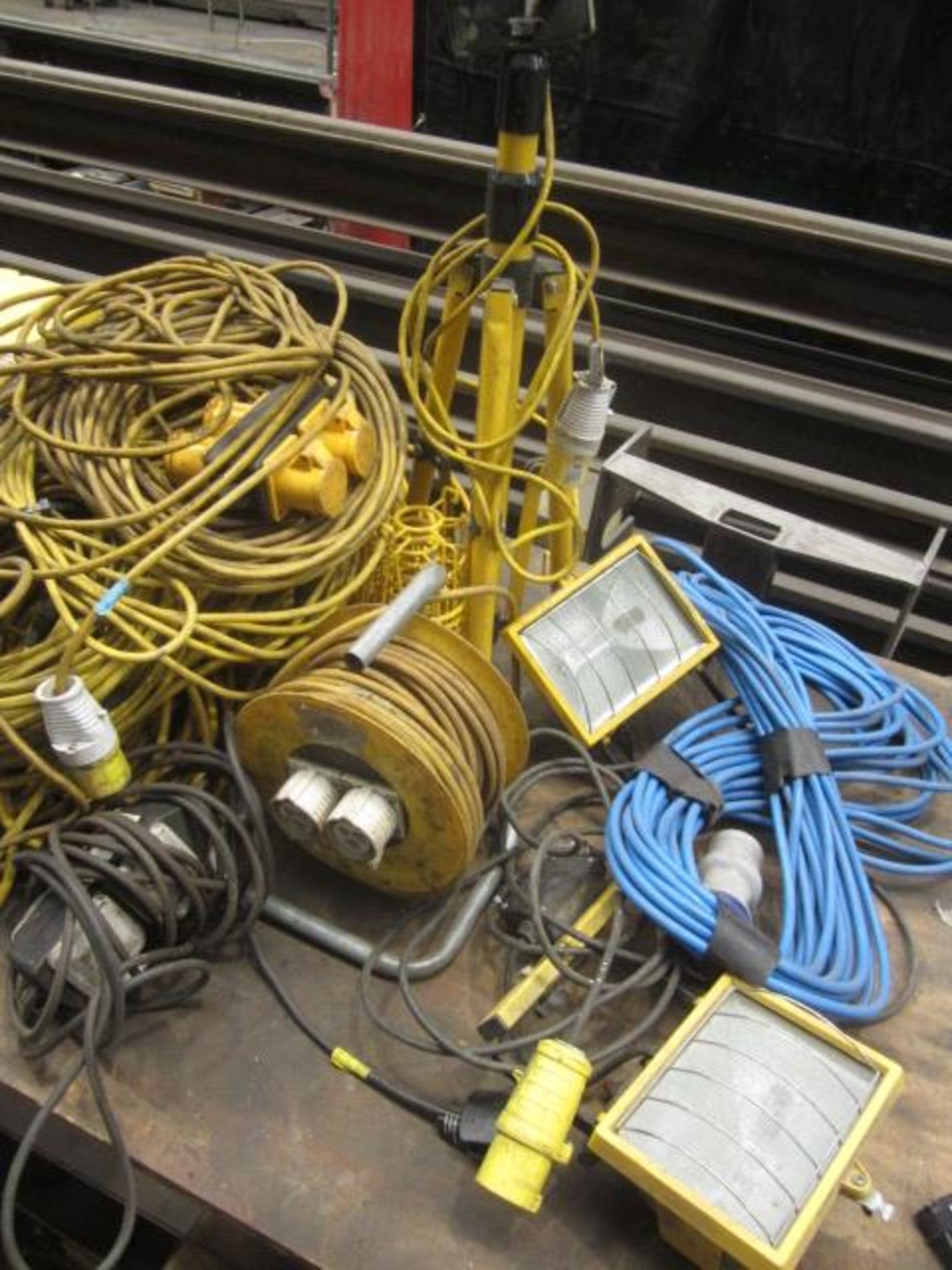 Assorted 110v site equipment including transformer, site lights, splitter boxes, reeled cable - Image 4 of 5