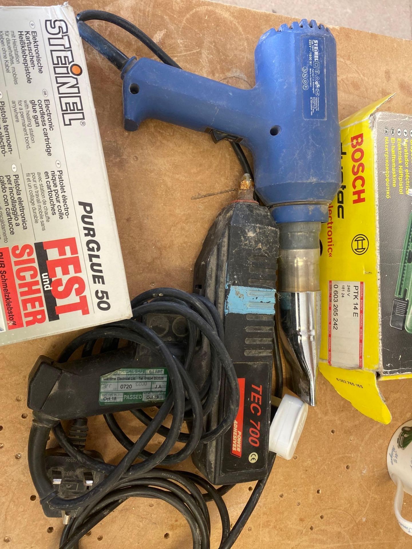 2 glue guns 240v 1 air gun 240v and a Bosch electric stapler 240v - Image 3 of 5