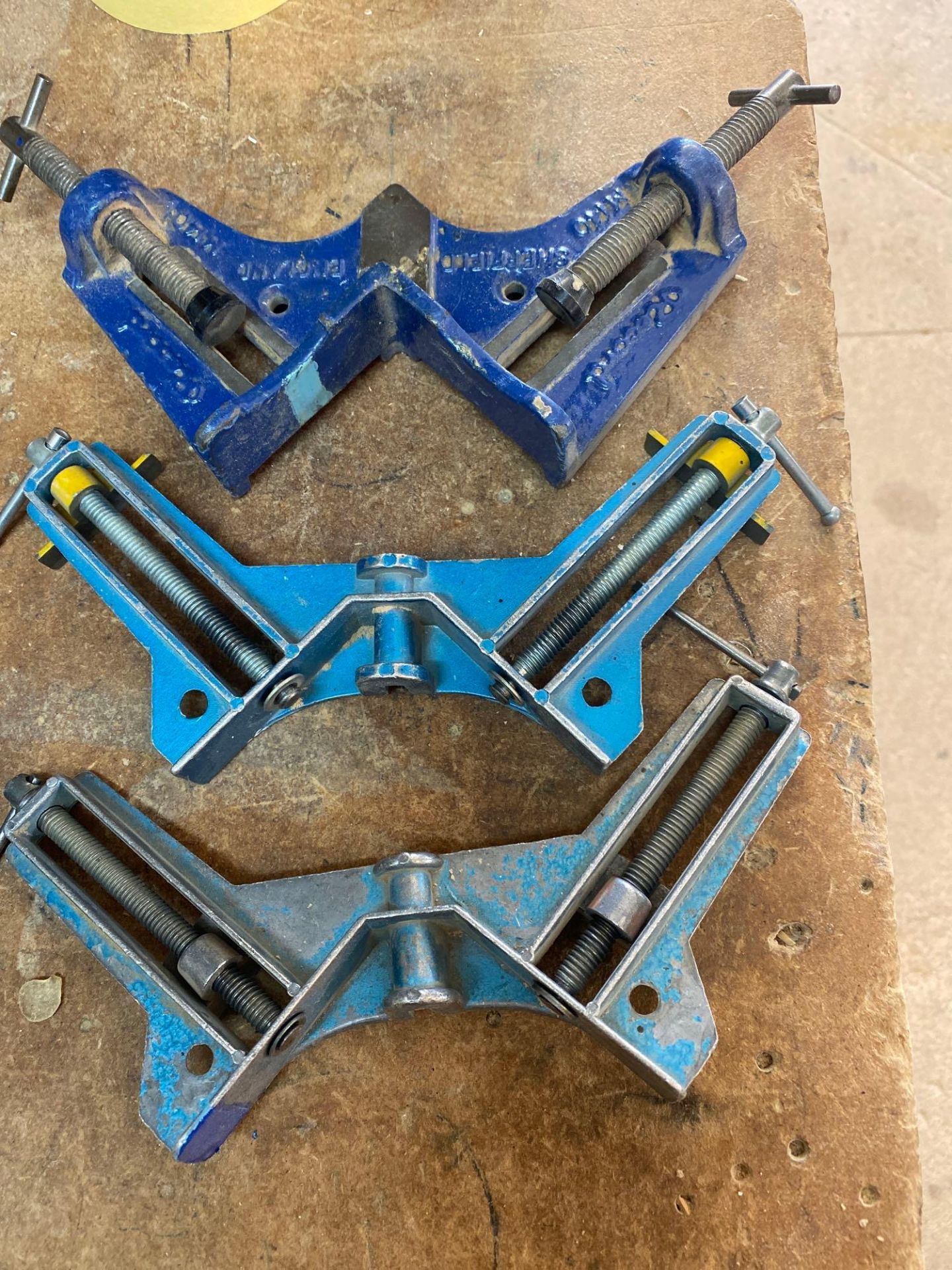 3 various corner clamps and one straight clamp - Image 2 of 4