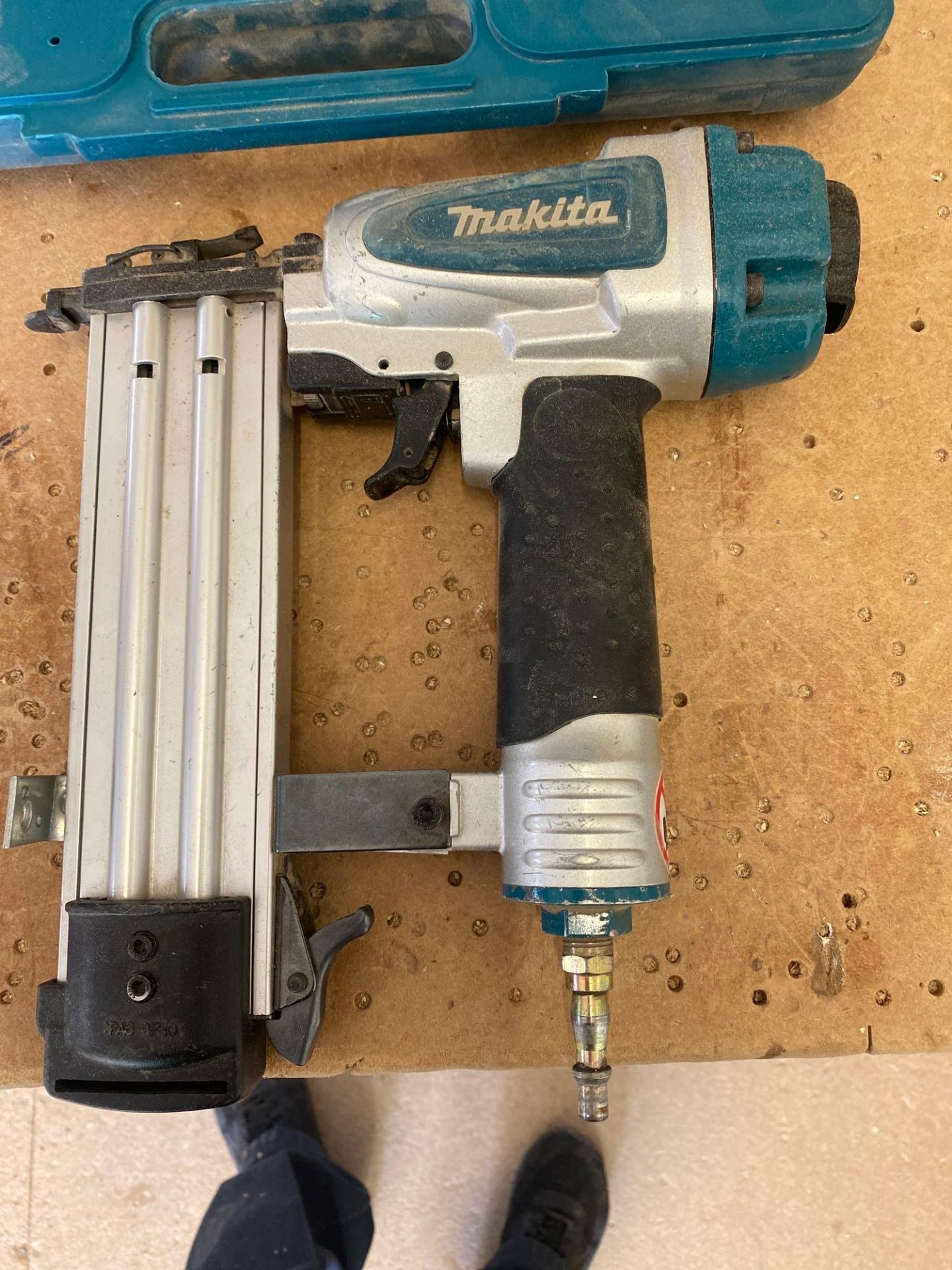 2 Makita pneumatic Brad nailers model AF505N complete with one carry case - Image 2 of 6