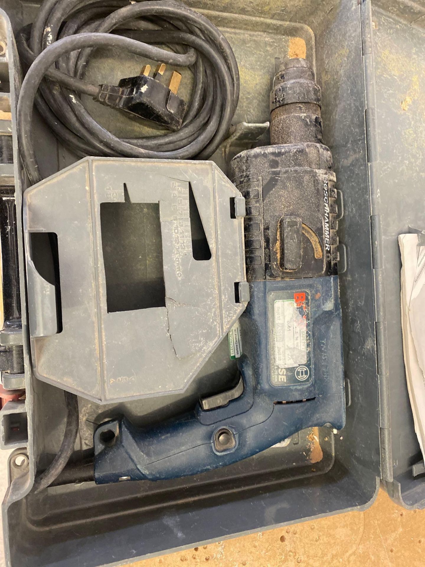 Bosch GBH 2–20 SE SDS hammer drill 240v complete with carry case - Image 2 of 4