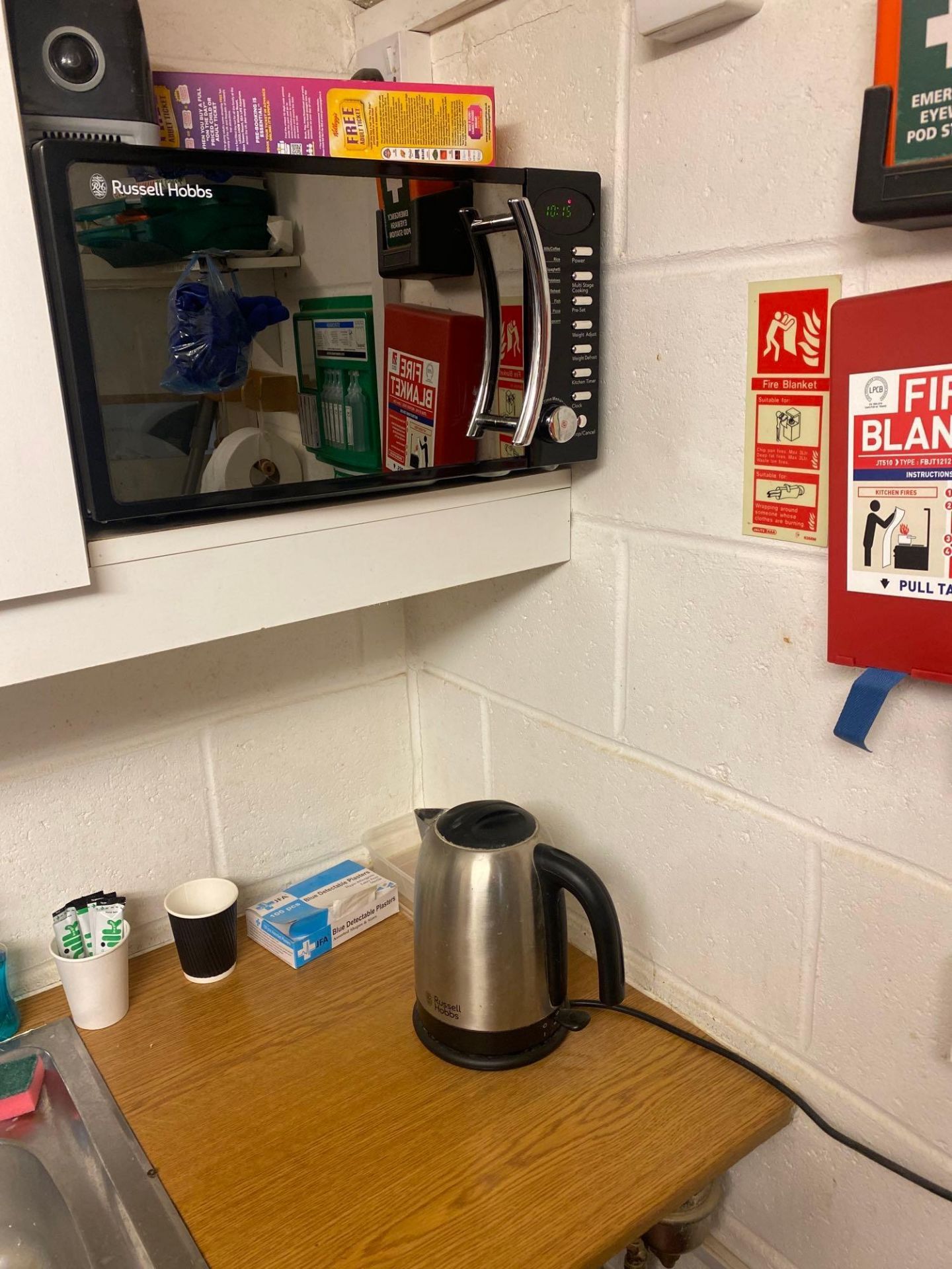 Contents of the kitchen to include whirlpool fridge freezer, Russell Hobbs kettle, Russell Hobbs mic - Image 2 of 8