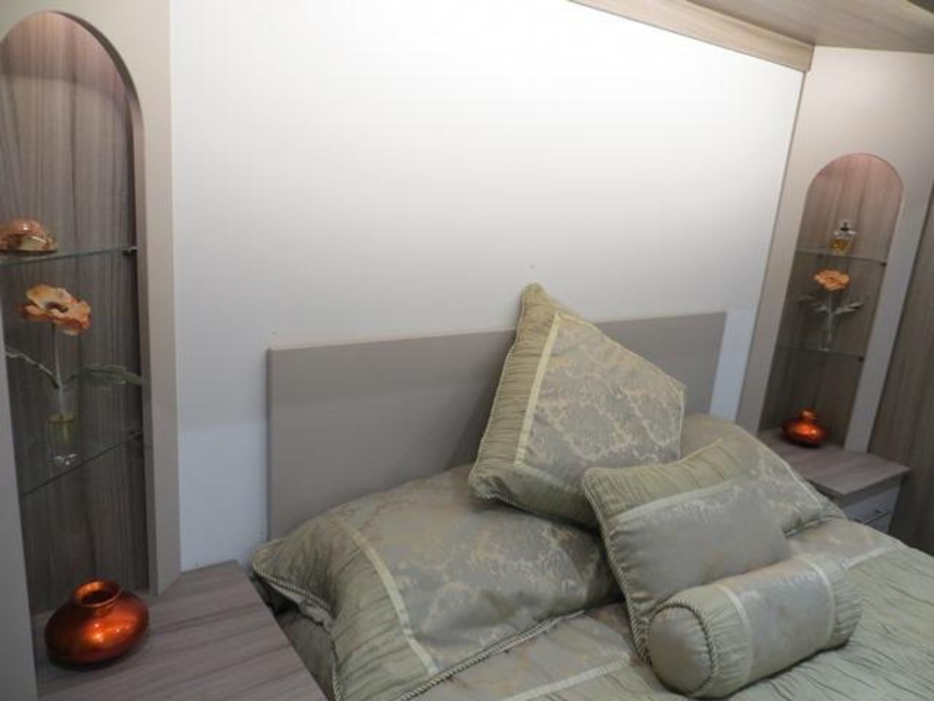 Bespoke installation bedroom suite comprising: 2-door wardrobe, 5-door bridge above bed with 2 bedsi - Image 5 of 11