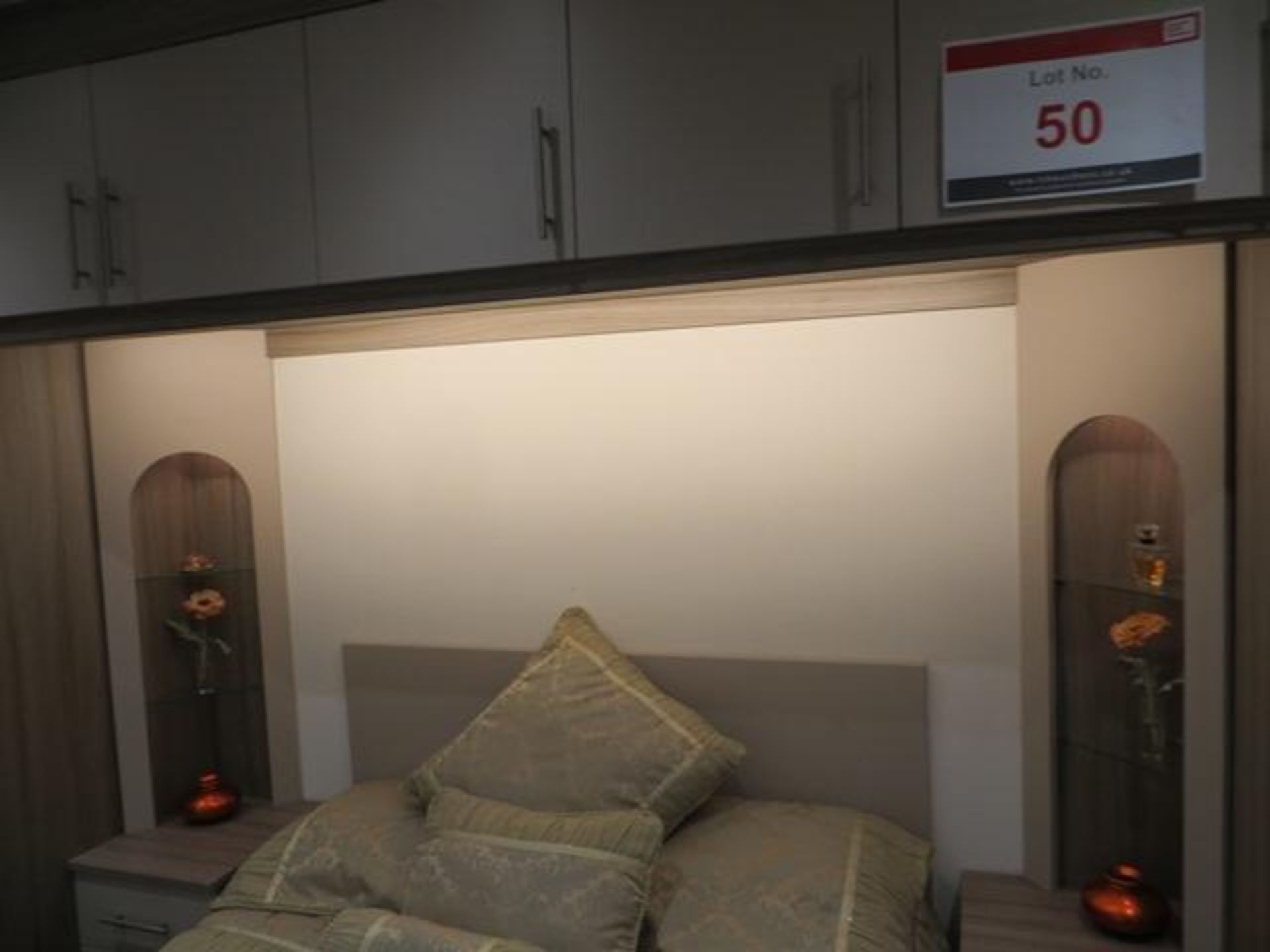 Bespoke installation bedroom suite comprising: 2-door wardrobe, 5-door bridge above bed with 2 bedsi - Image 3 of 11