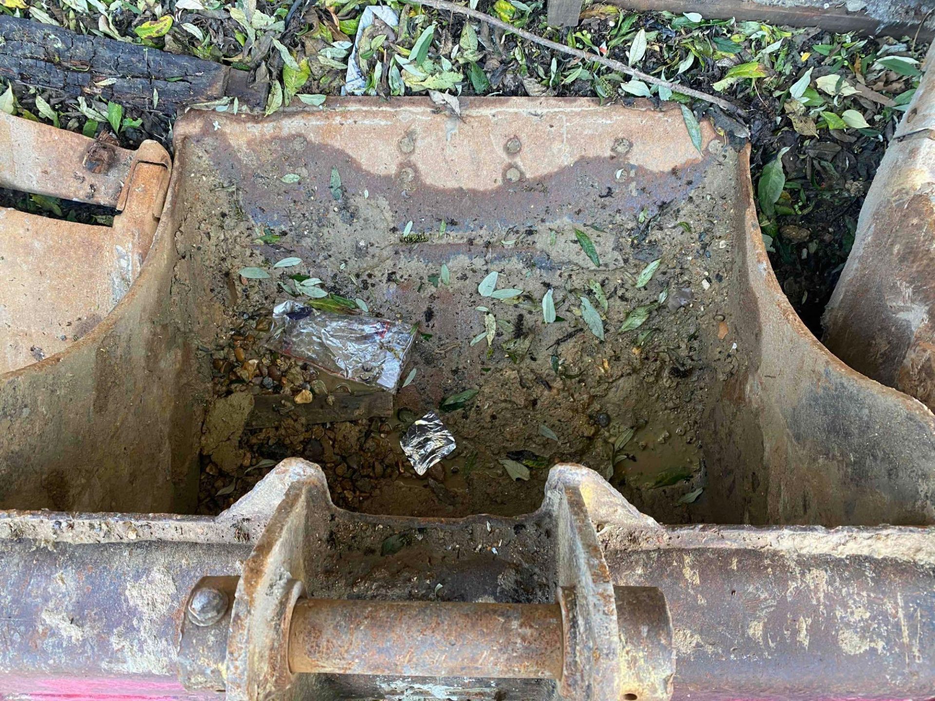 Excavator bucket, length 85 cm, pin size 45 mm *This lot is located at Deltank Haulage 732 London - Image 3 of 4