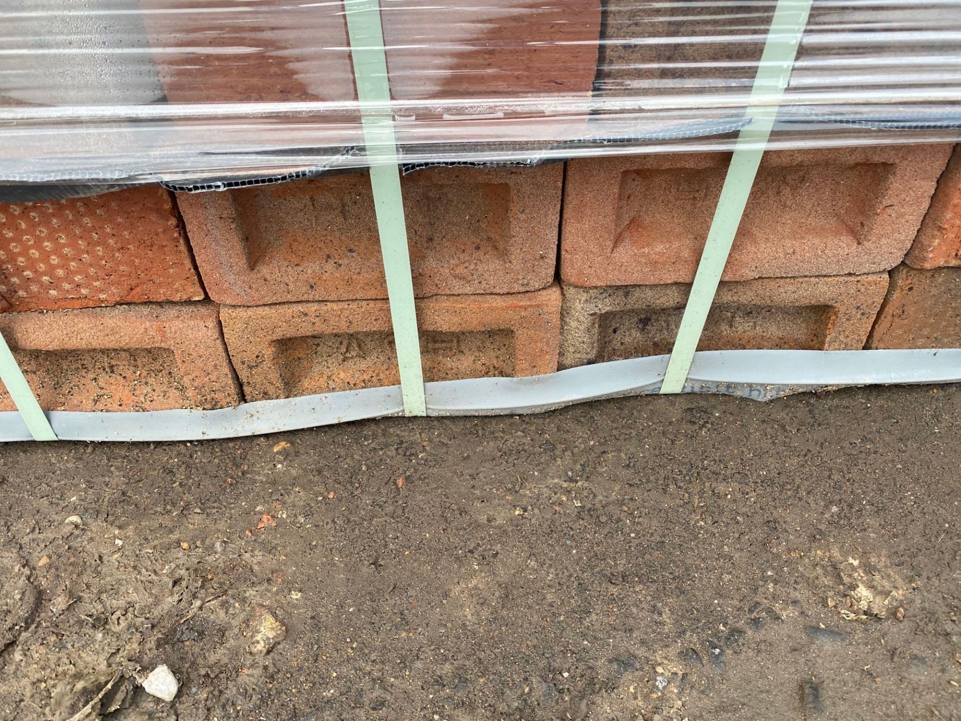 5 pallets of red house bricks - Image 2 of 3