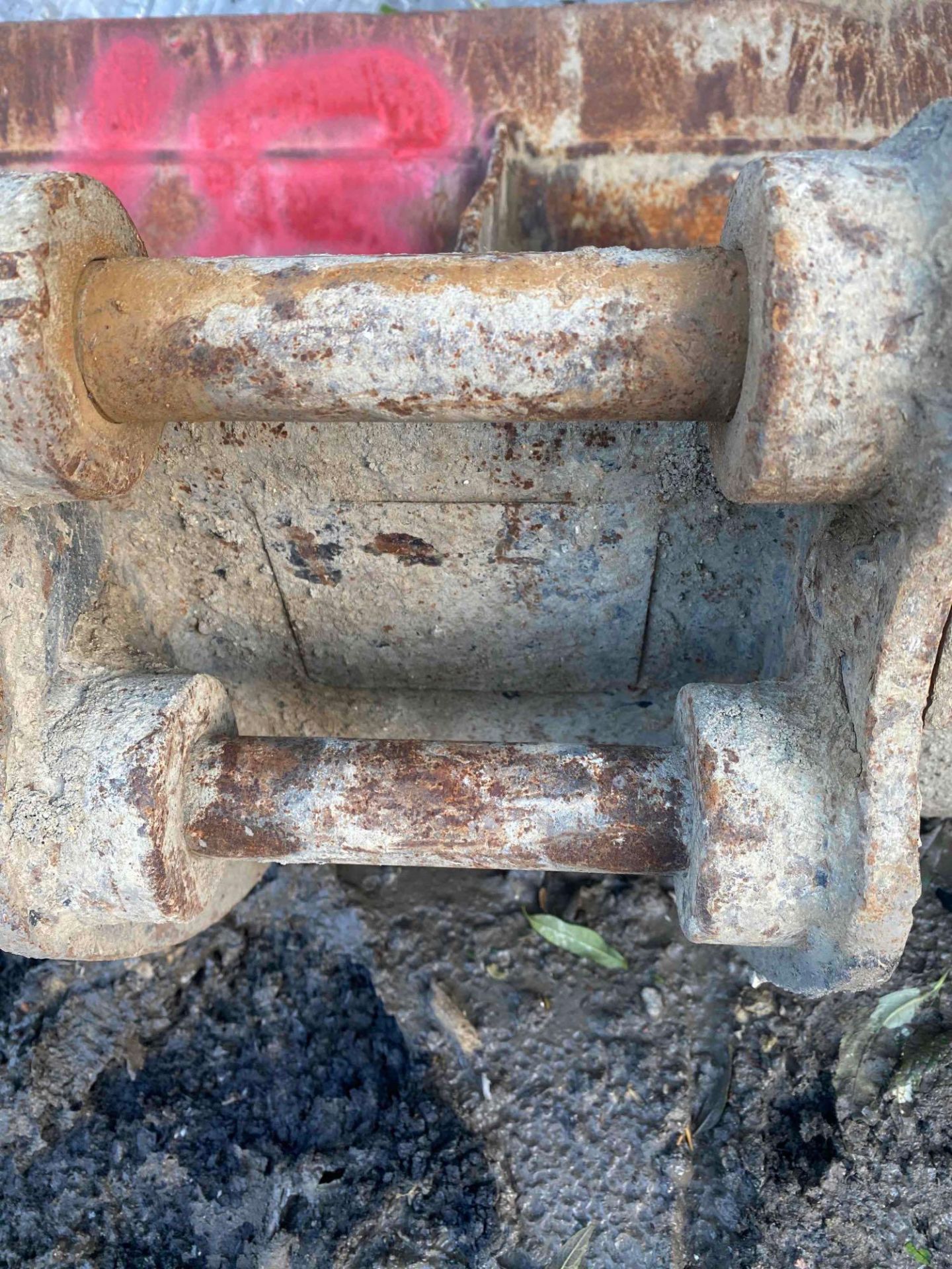 Excavator bucket, length 100cm, pin size 35mm *This lot is located at Deltank Haulage 732 London - Image 2 of 3