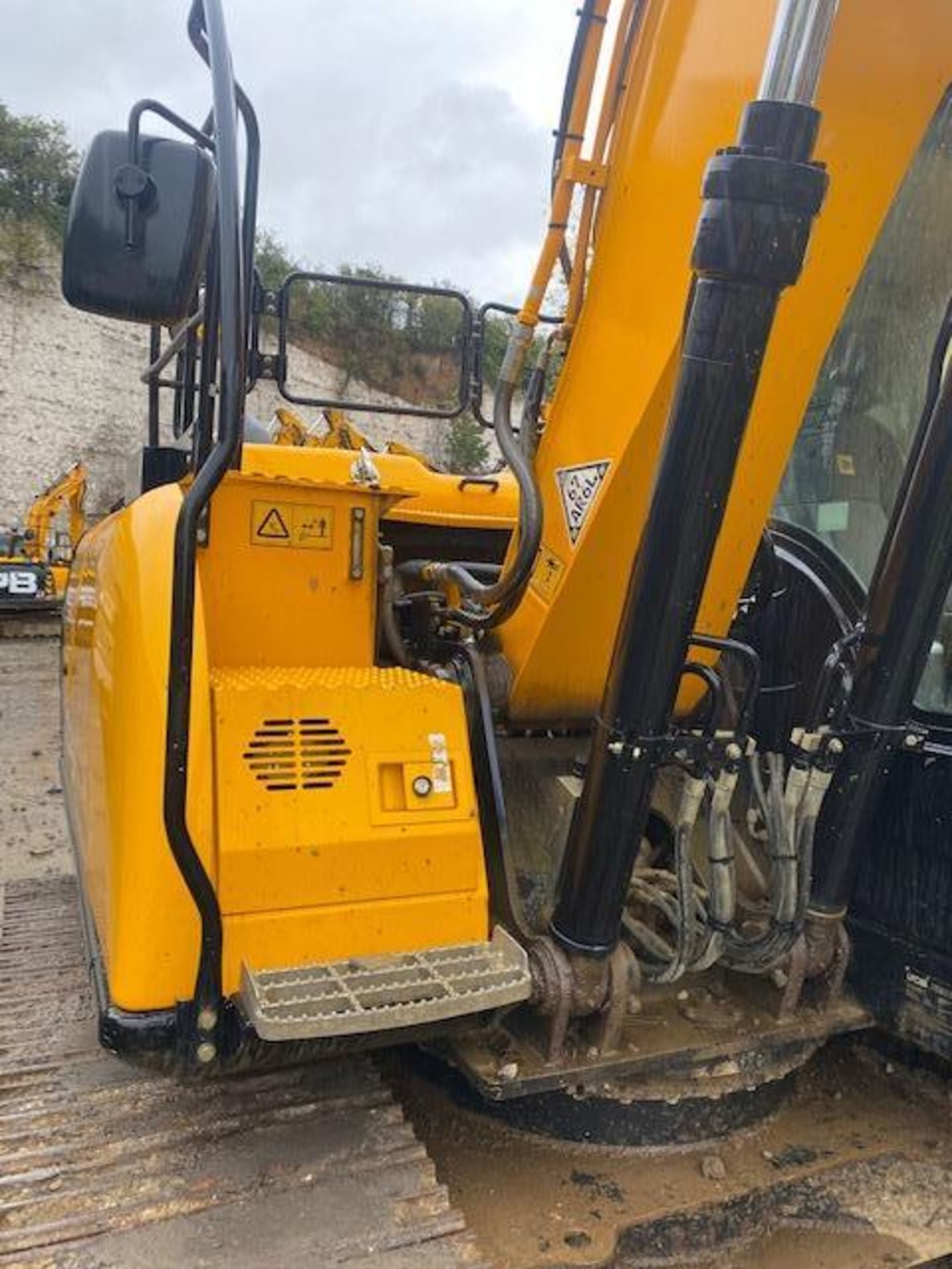 JCB JS131 excavator (2017) - Image 7 of 12