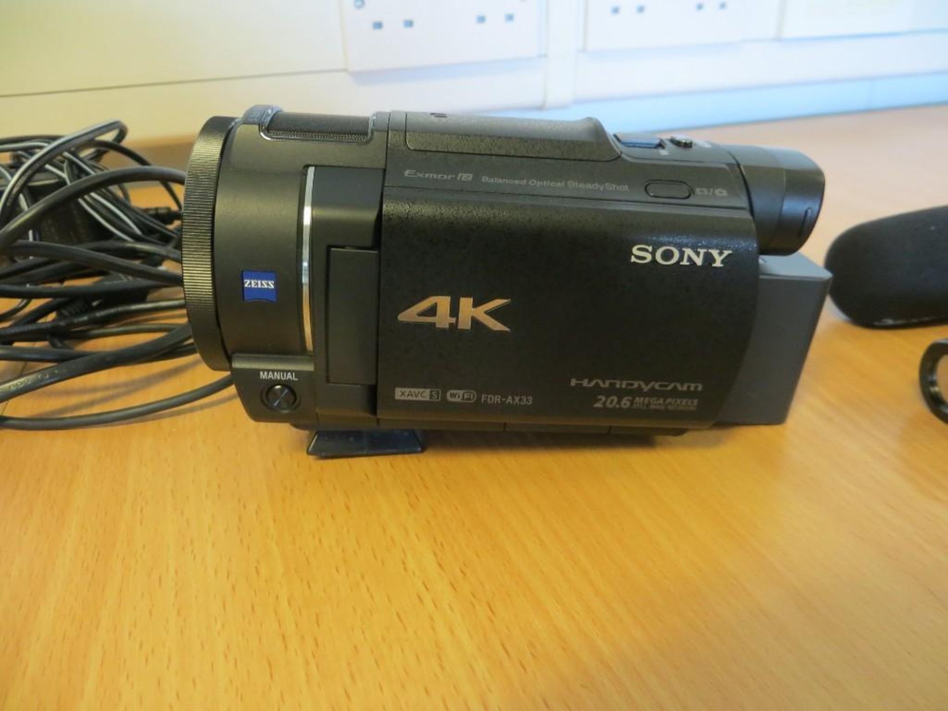 Sony Handycam FDR-AX33 20.6 Megapixels with Zeiss wide 10x optical lens c/w padded hard back carry c - Image 2 of 3