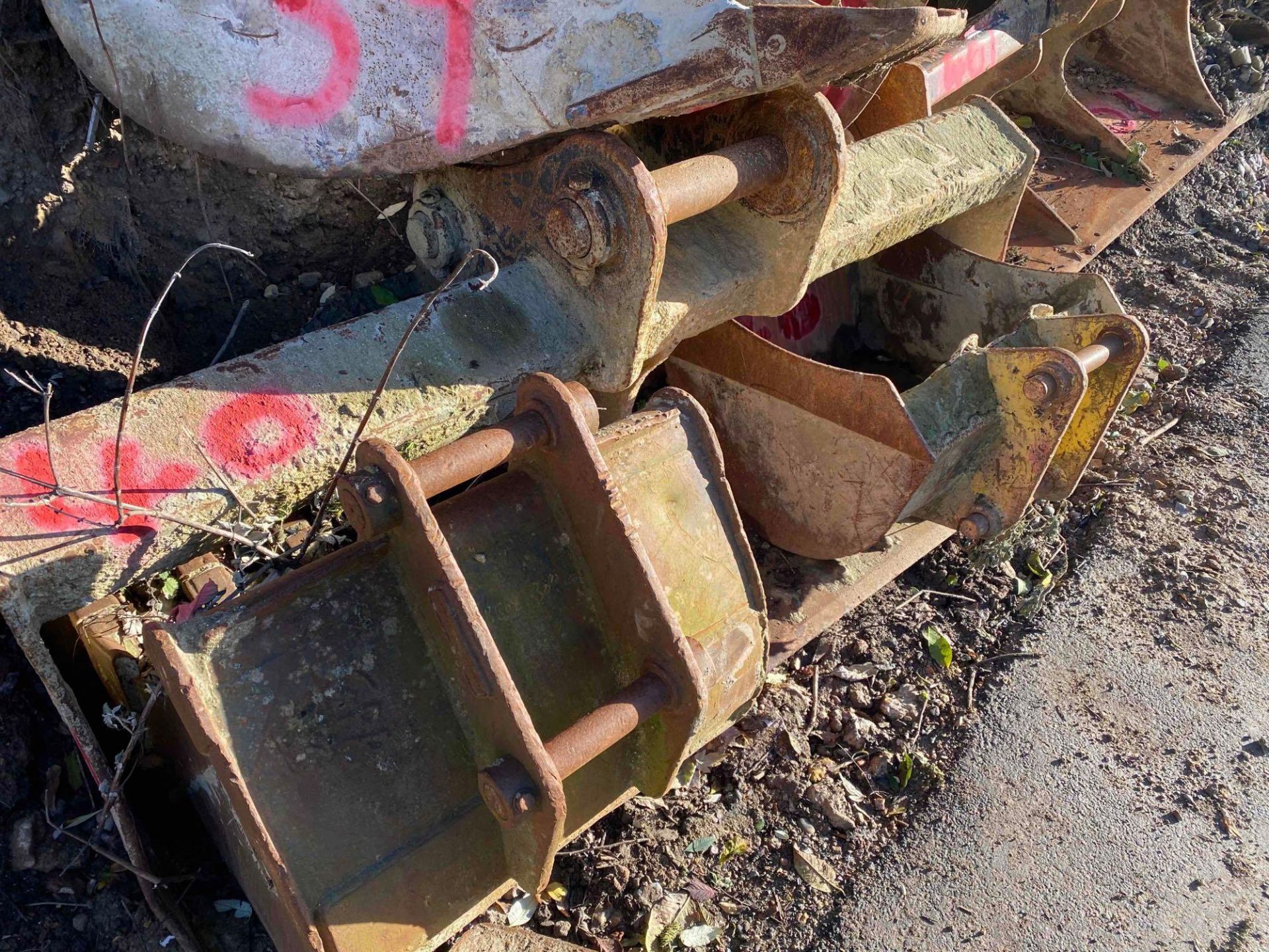 Excavator bucket, length 210cm, pin size 80mm *This lot is located at Deltank Haulage 732 London