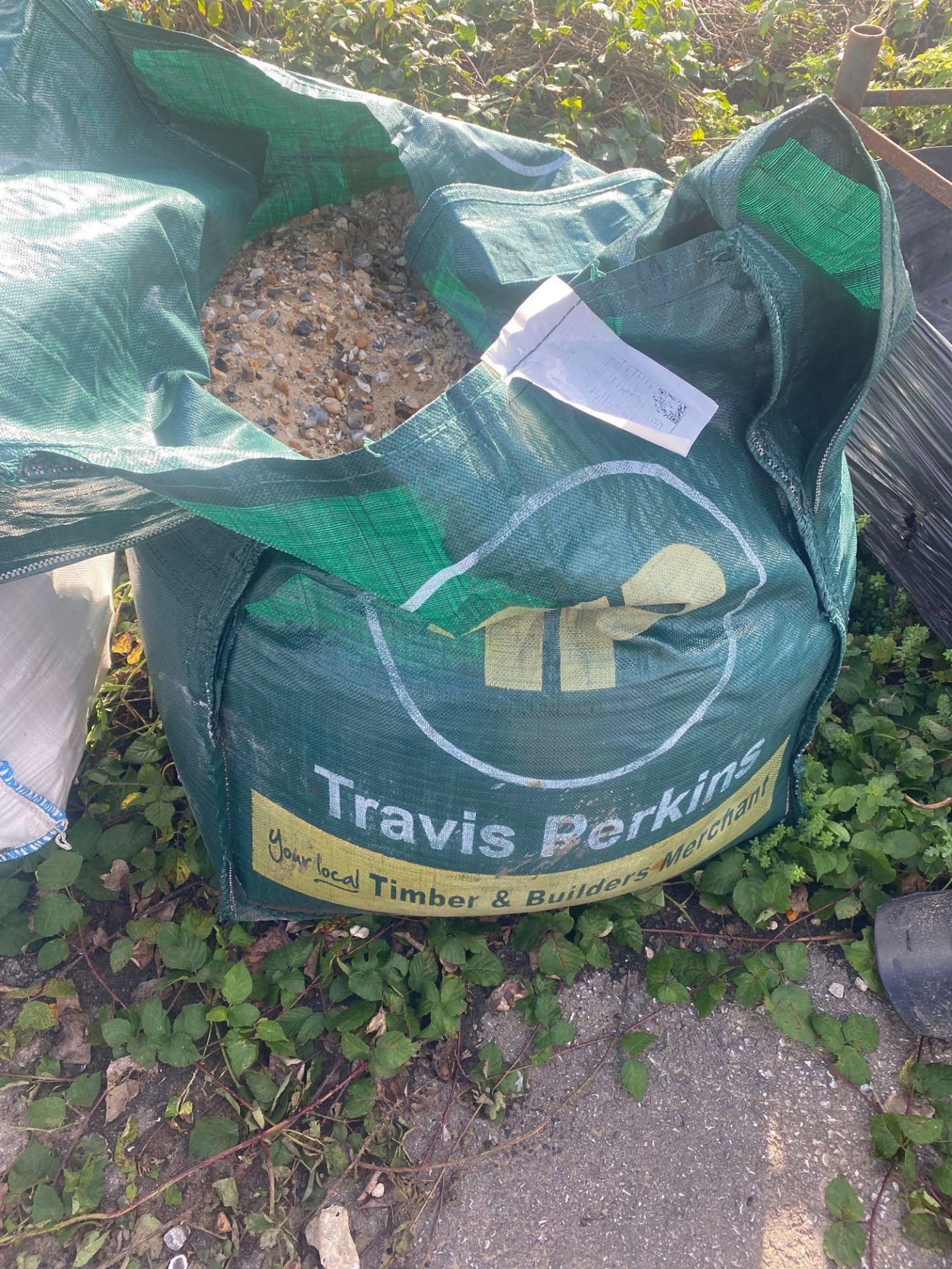 1 ton bag of granite cobbles and a 1 ton bag of 20 mm ballast - Image 3 of 4