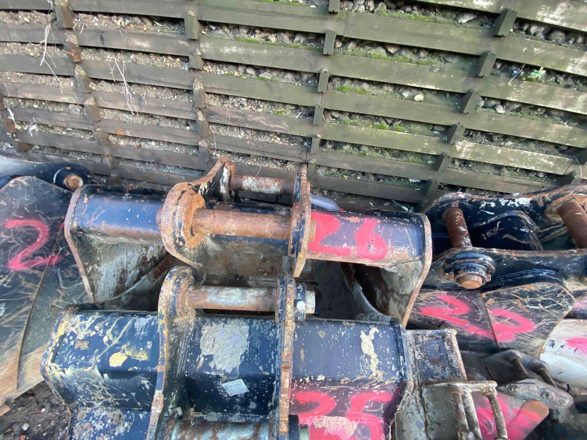Excavator bucket, length 140cm, pin size 80mm *This lot is located at Deltank Haulage 732 London - Image 3 of 4