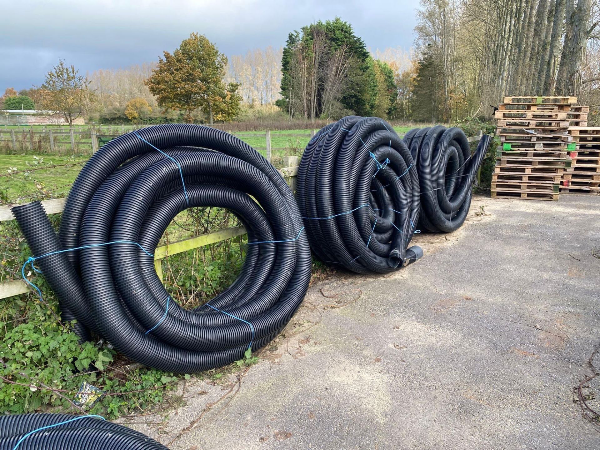 Large quantity of various sized sewage pipe water pipe and gas pipe - Image 3 of 6