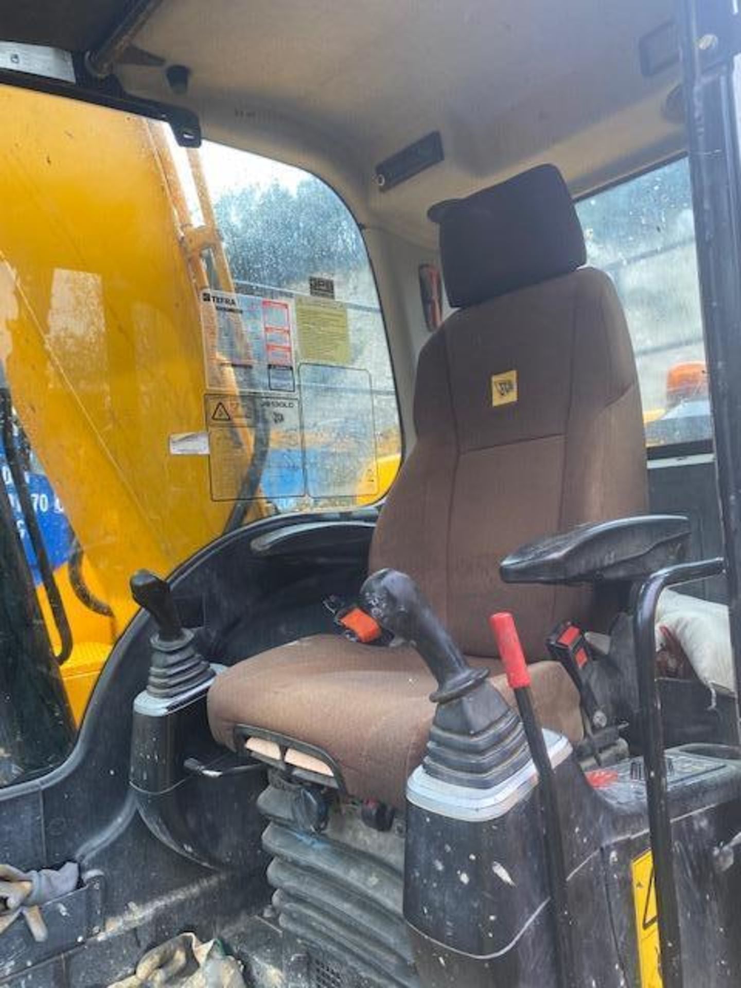 JCB JS130LC+ 13 ton excavator (E12) (2014) - Image 8 of 12