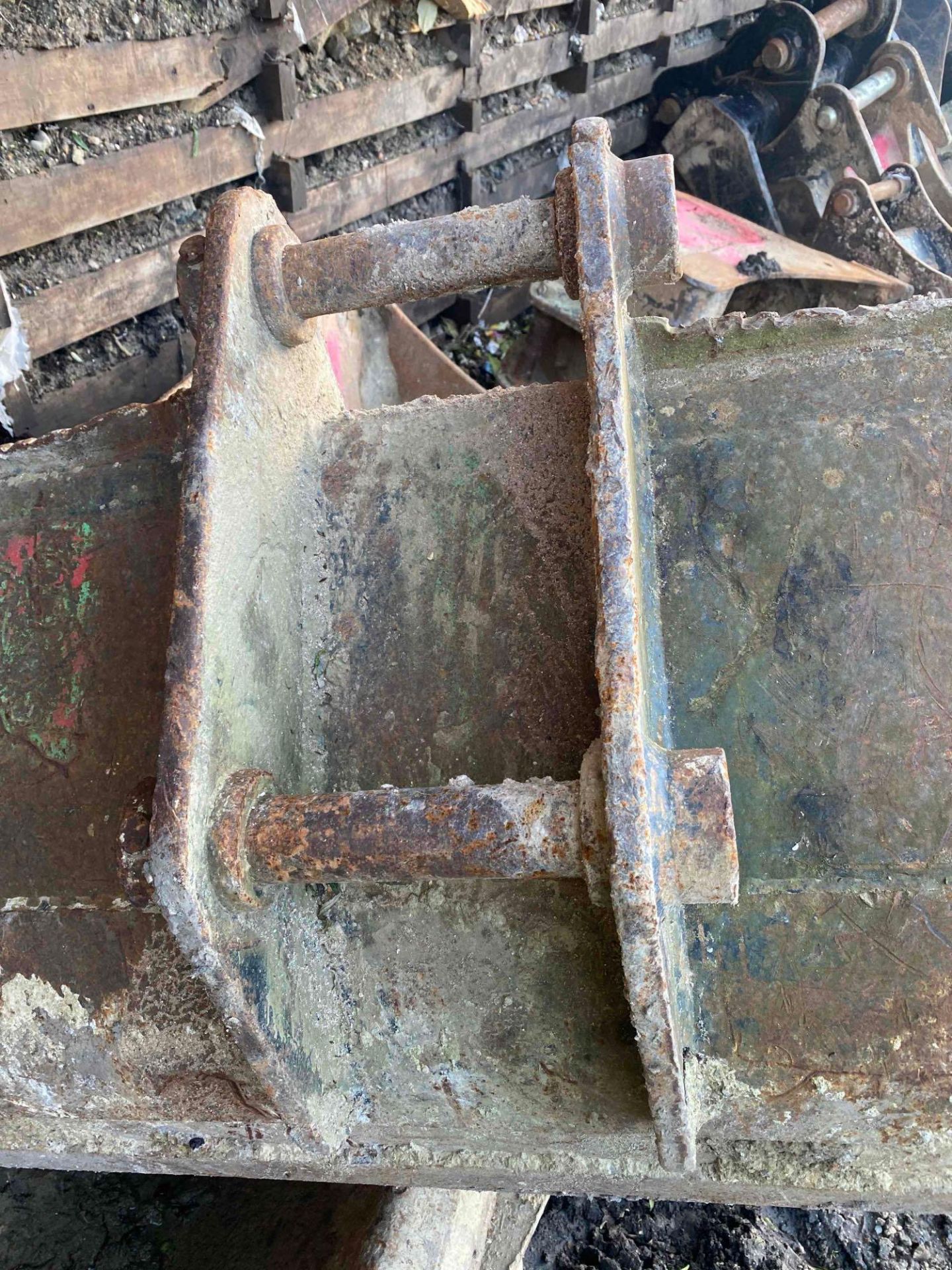 Excavator bucket, length 100cm, pin size 45mm *This lot is located at Deltank Haulage 732 London - Image 2 of 3