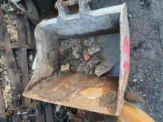 Excavator bucket, length 75cm, pin size 35mm *This lot is located at Deltank Haulage 732 London Road