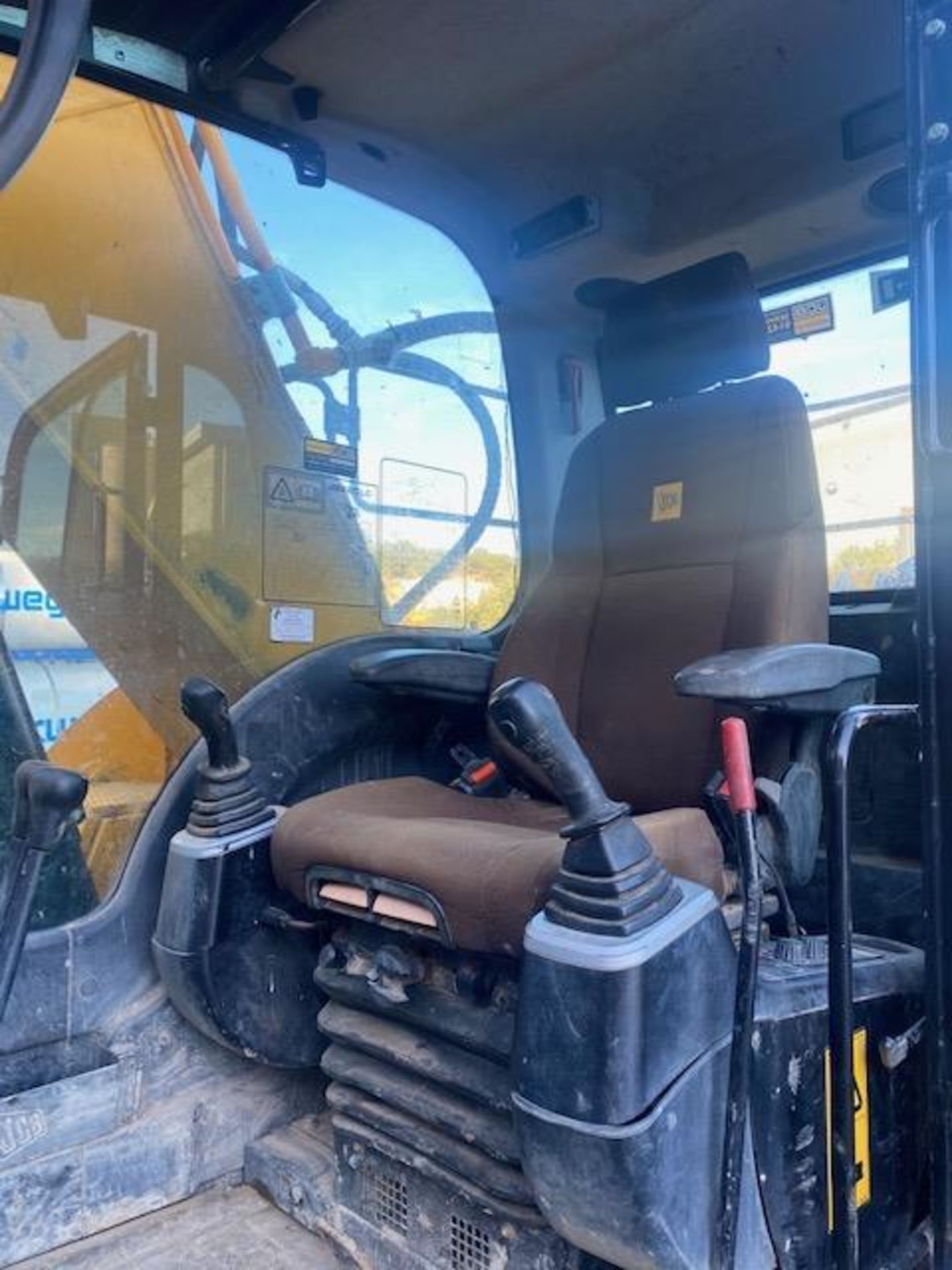 JCB JS220 22 ton Excavator (E19)(2015) - Image 8 of 12