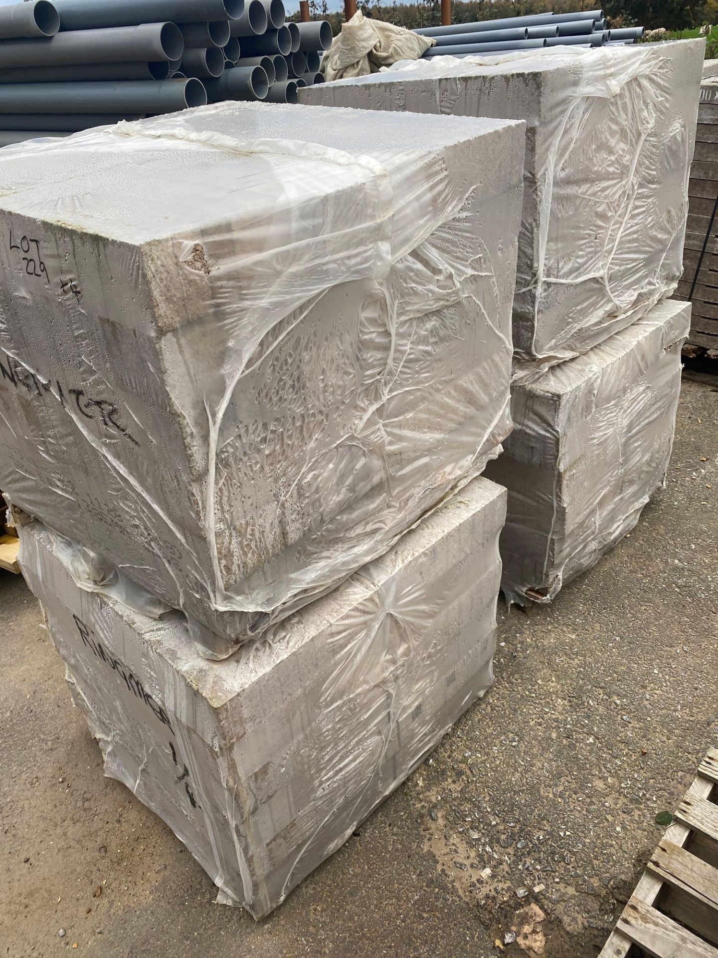 4 Pallets of concrete spacers - Image 2 of 3