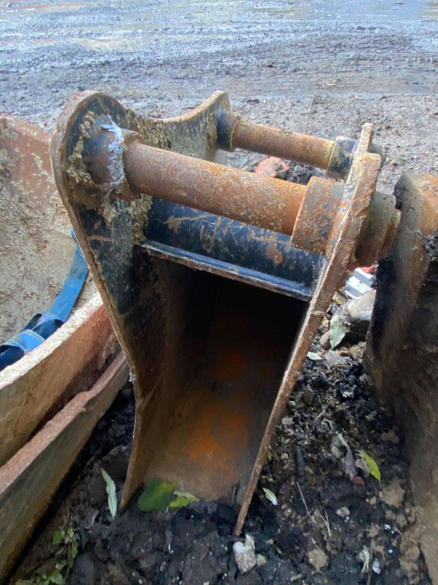 Excavator bucket, length 25cm, pin size 45mm *This lot is located at Deltank Haulage 732 London Road