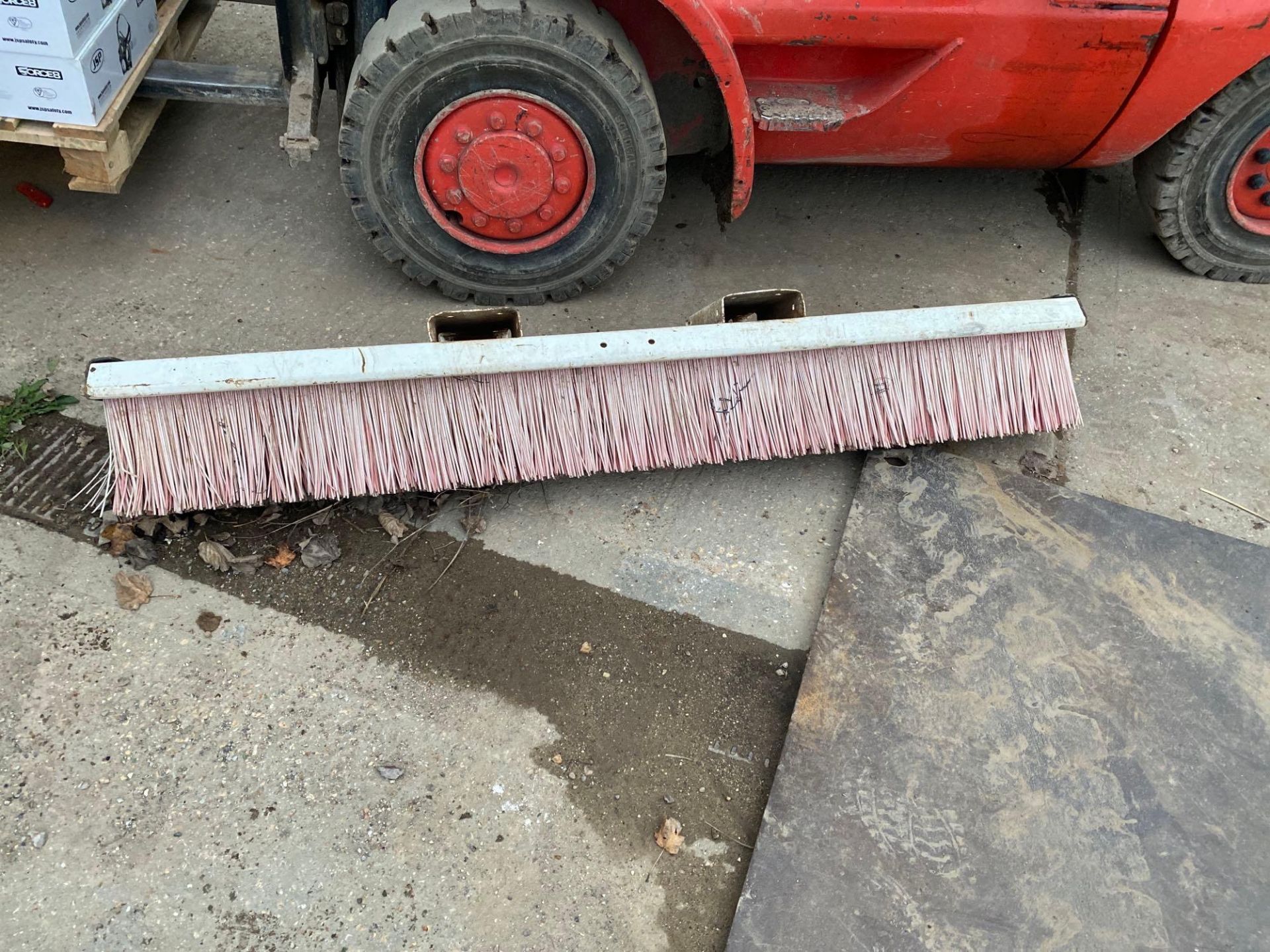 Broomex BP-180 fork lift manta ball yard broom - Image 3 of 4