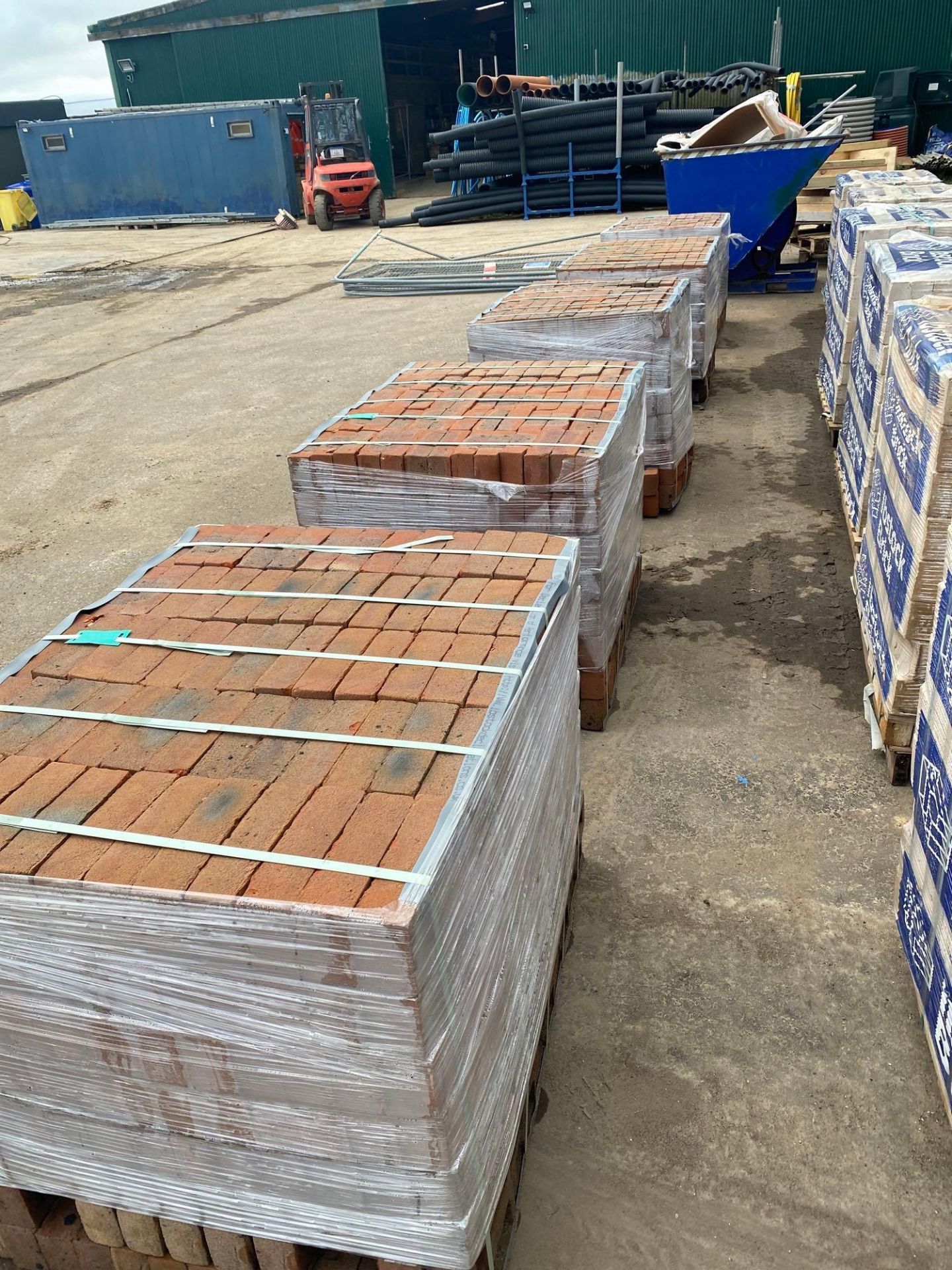5 pallets of red house bricks - Image 3 of 3