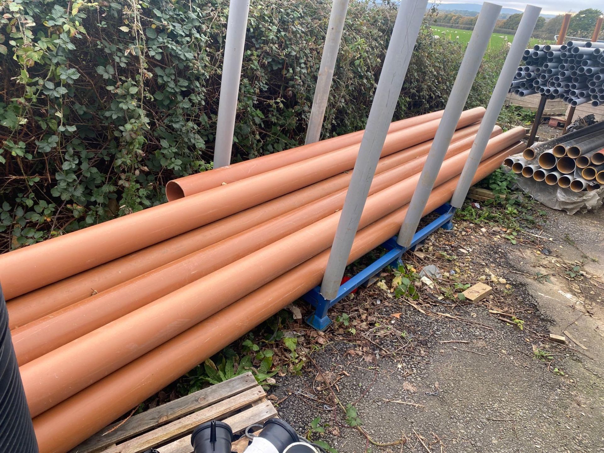 3 stillages and 1 create comprising a large quantity of BT and waste pipe various lengths and sizes - Image 4 of 5