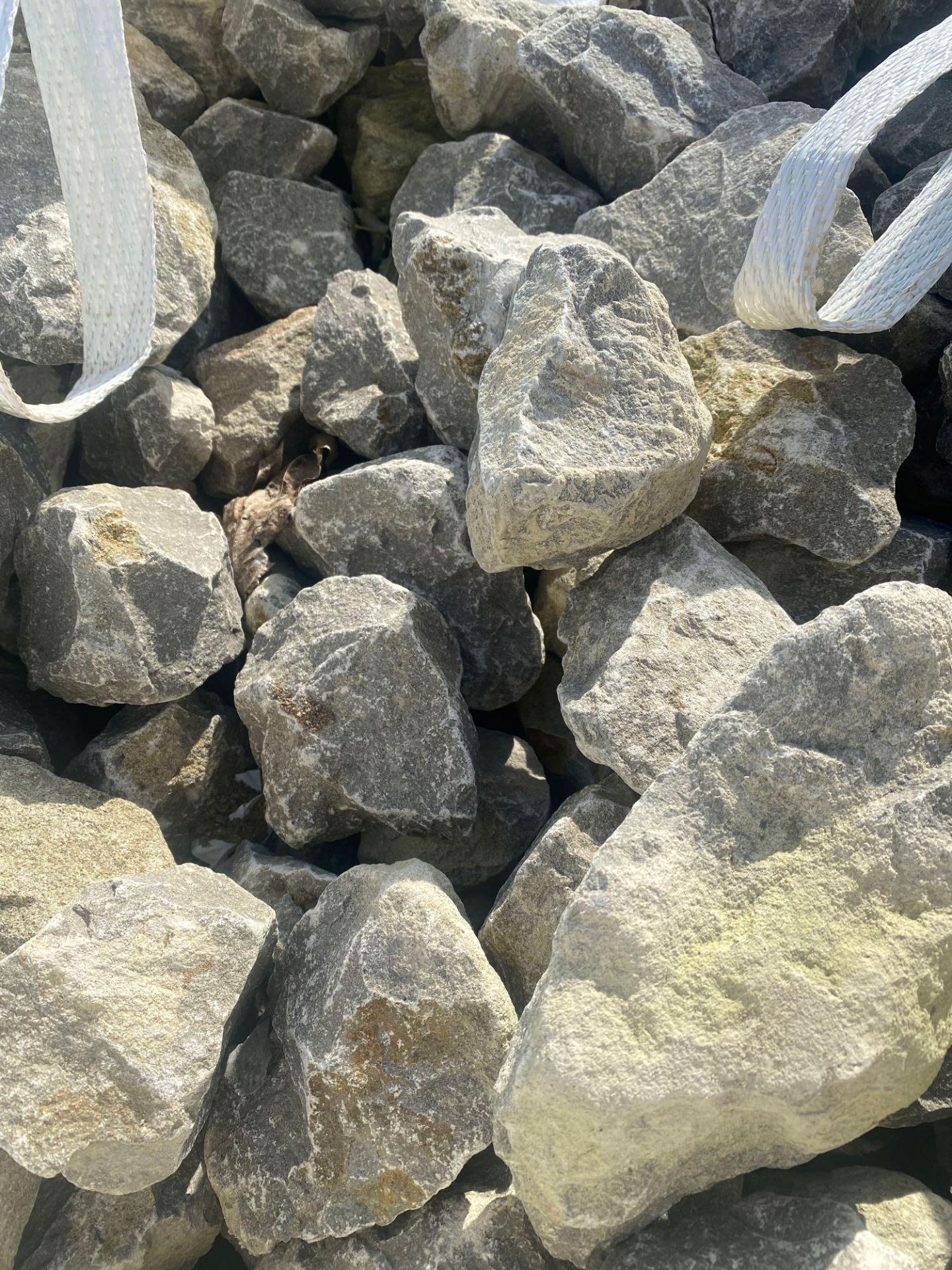 1 ton bag of granite cobbles and a 1 ton bag of 20 mm ballast - Image 2 of 4