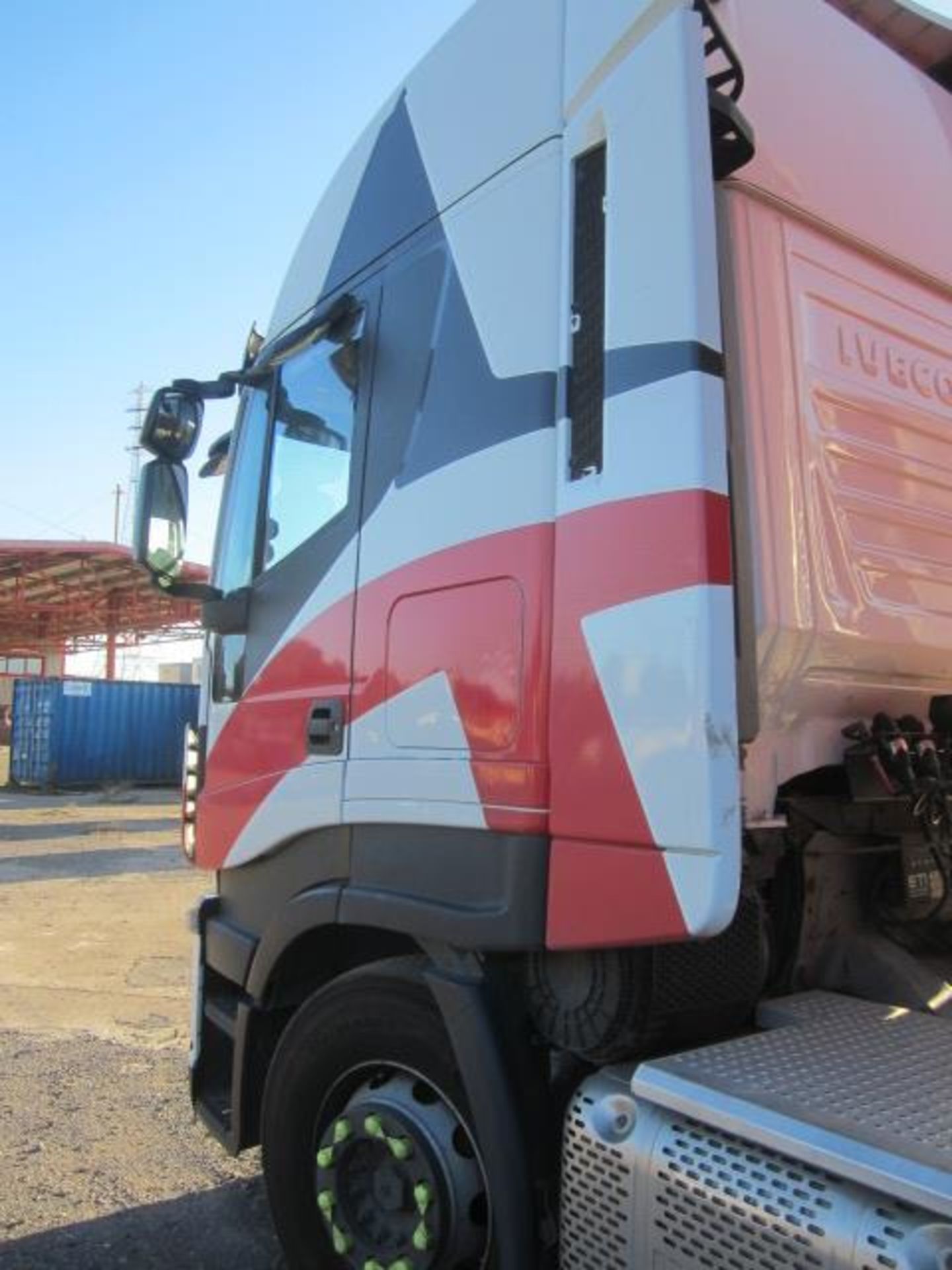 Iveco Stralis AS440S46TX/P 6x4 tractor unit Registration: YL15 OSG Recorded mileage: 513,356 kms - Image 5 of 22