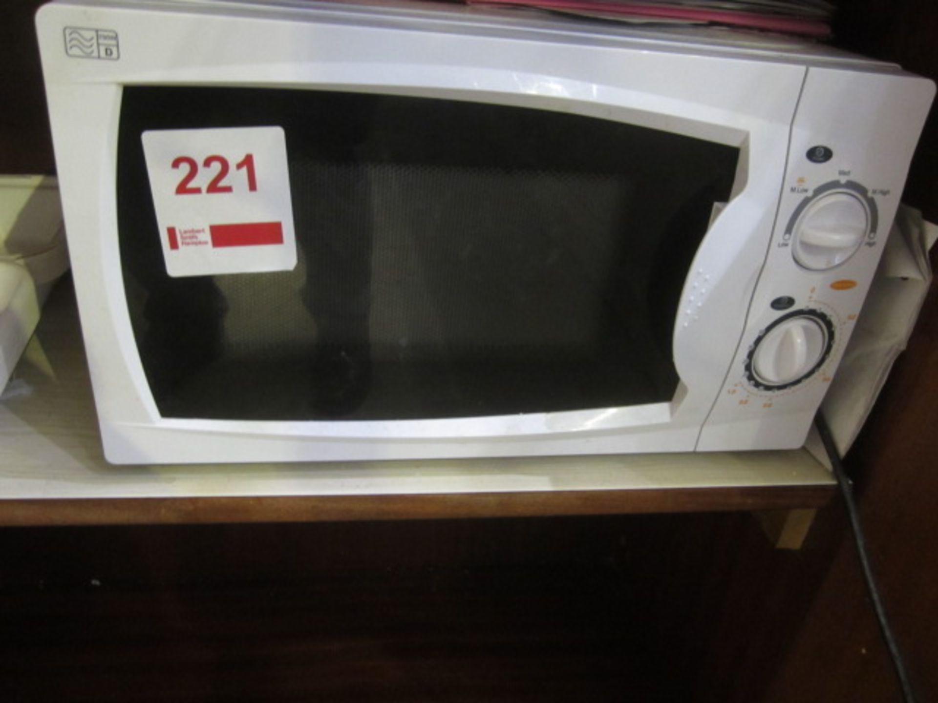 Unbadged microwave oven **Located: Puddy Mark Café, High Street, Street, Somerset, BA16 0EW**