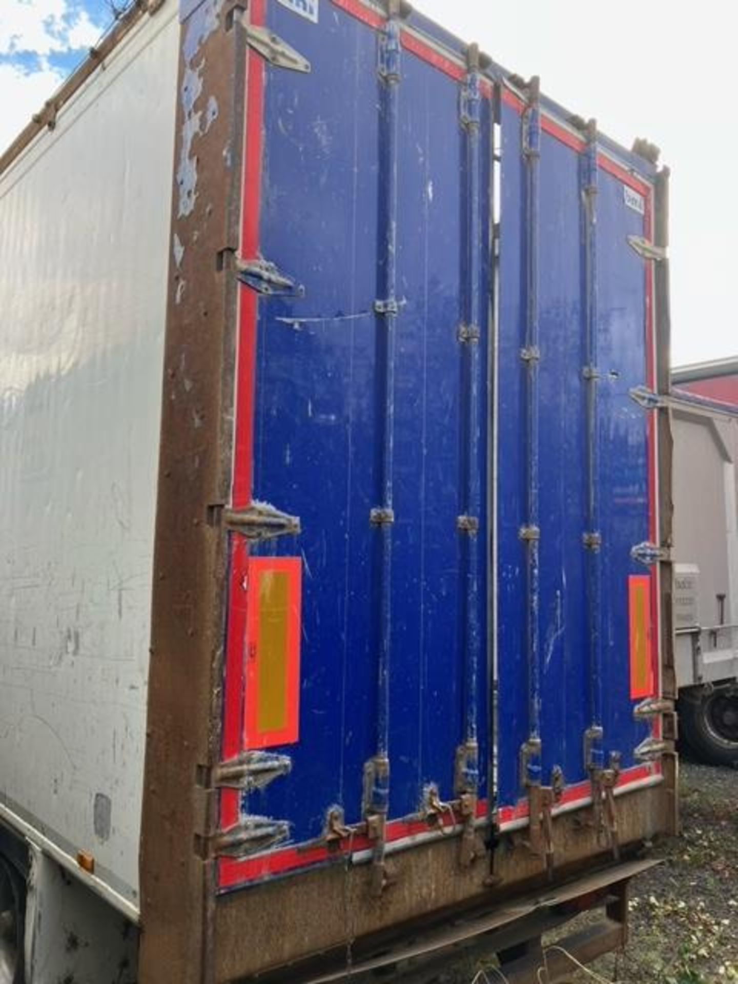 BMI Trailers tri-axle walking floor trailer, barn doors (2012) Mark: C340978 ID: SA9WAG125CG176002 - Image 4 of 9