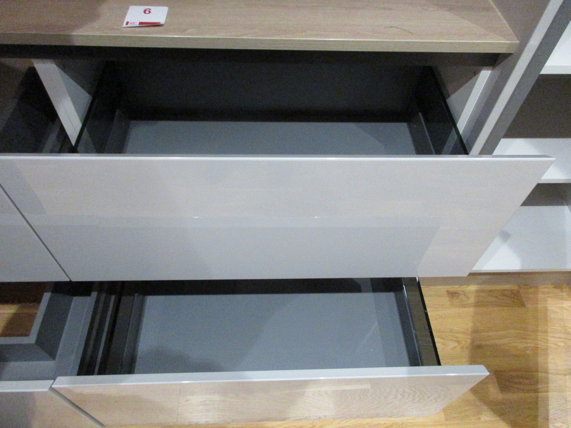 Mackintosh Gloss showroom display kitchen comprising of: - 1 x 800mm sink base unit with 2 - Image 4 of 11
