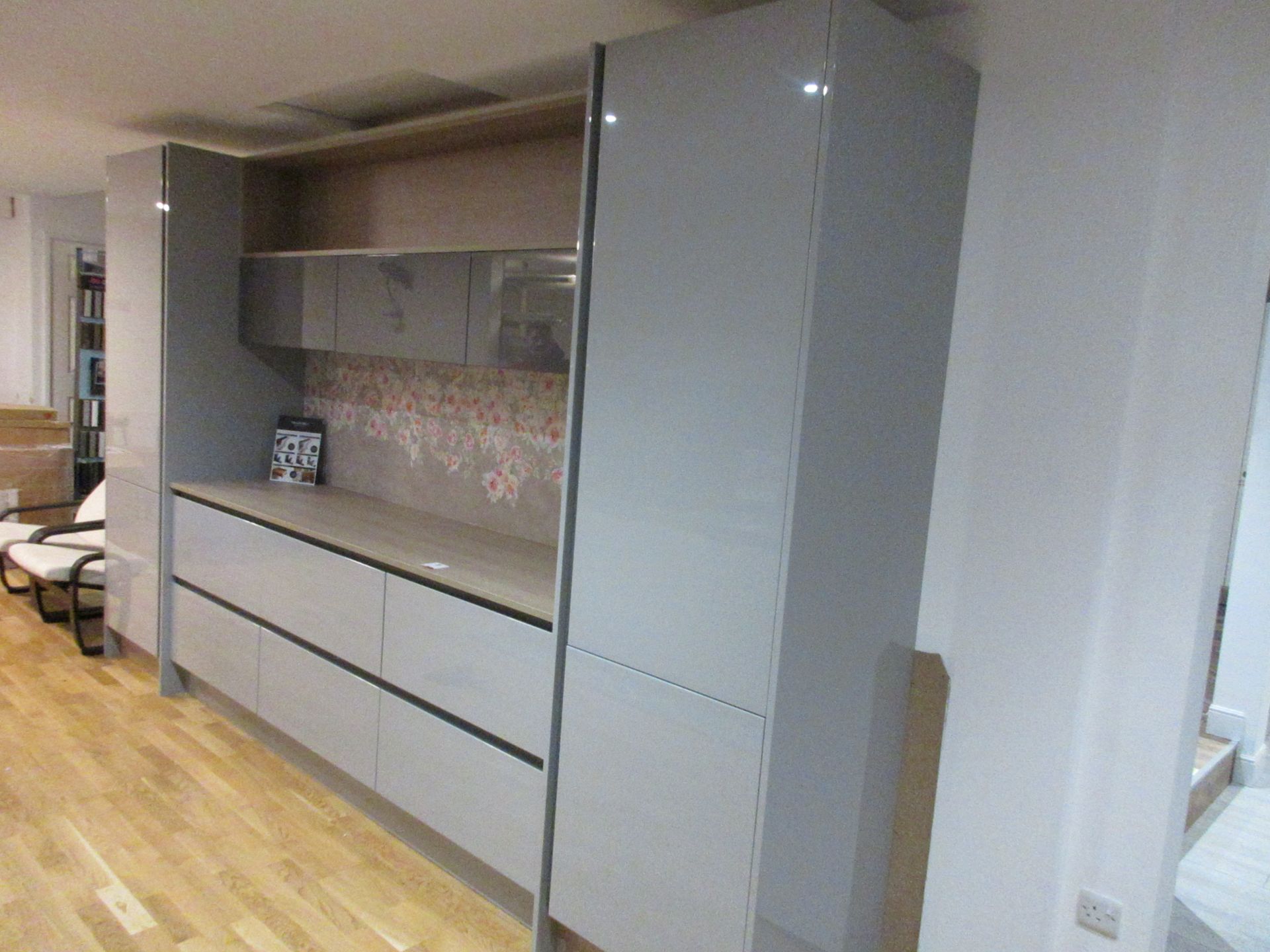 Mackintosh Gloss showroom display kitchen comprising of: - 1 x 800mm sink base unit with 2 - Image 2 of 11
