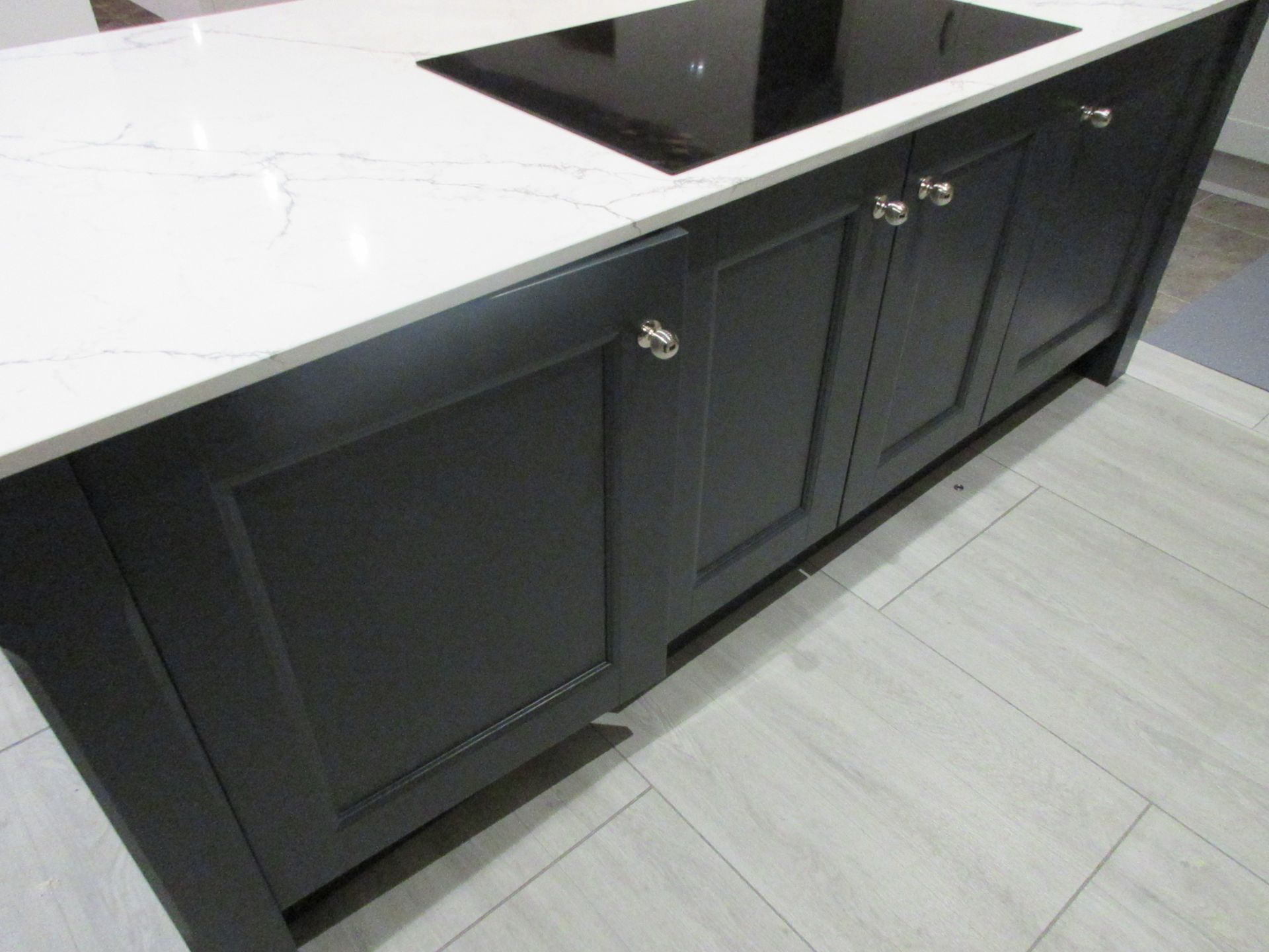 Mackintosh Manor House showroom display kitchen island/breakfast bar comprising of: - 1 x Caple - Image 4 of 9