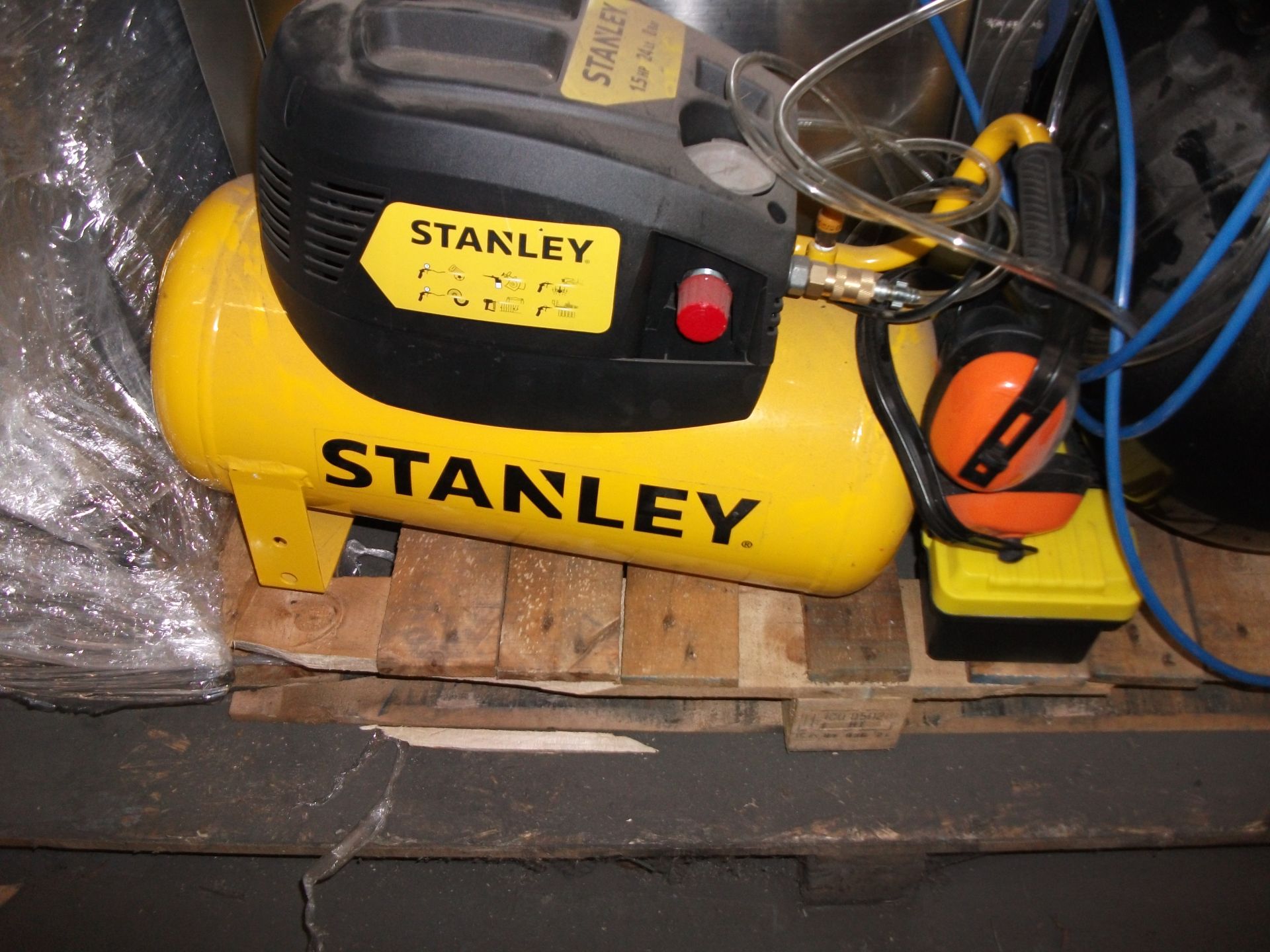 Stanley D200/8/24 1.5 HP portable air compressor, - Image 5 of 6