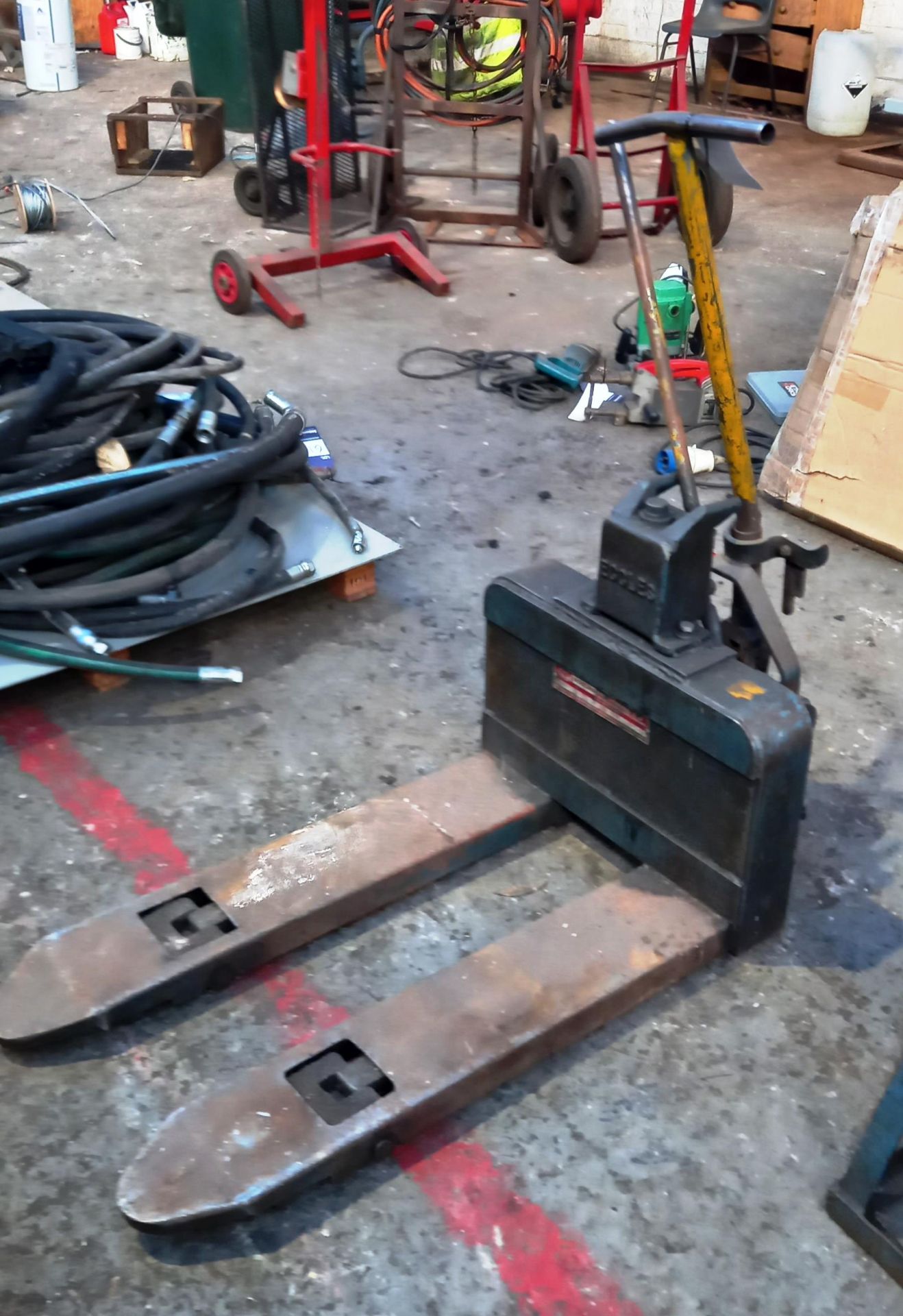 Manual Pallet Truck (DELAYED COLLECTION) - Image 2 of 2