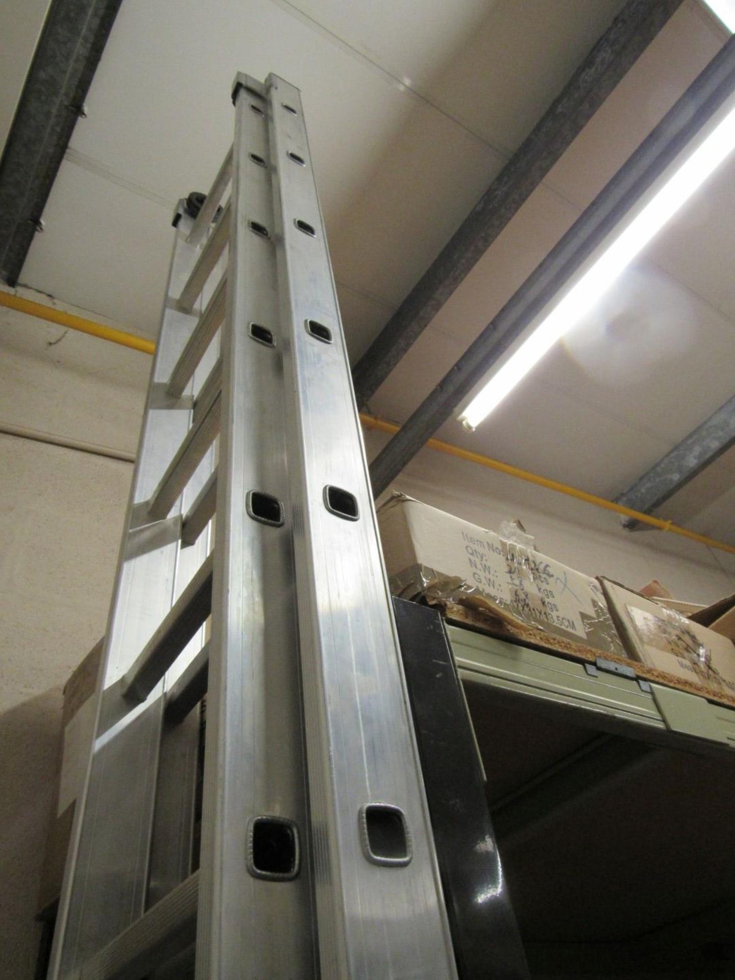 Tubesca 24-Rung Aluminium Double Extending Ladder - Image 2 of 4